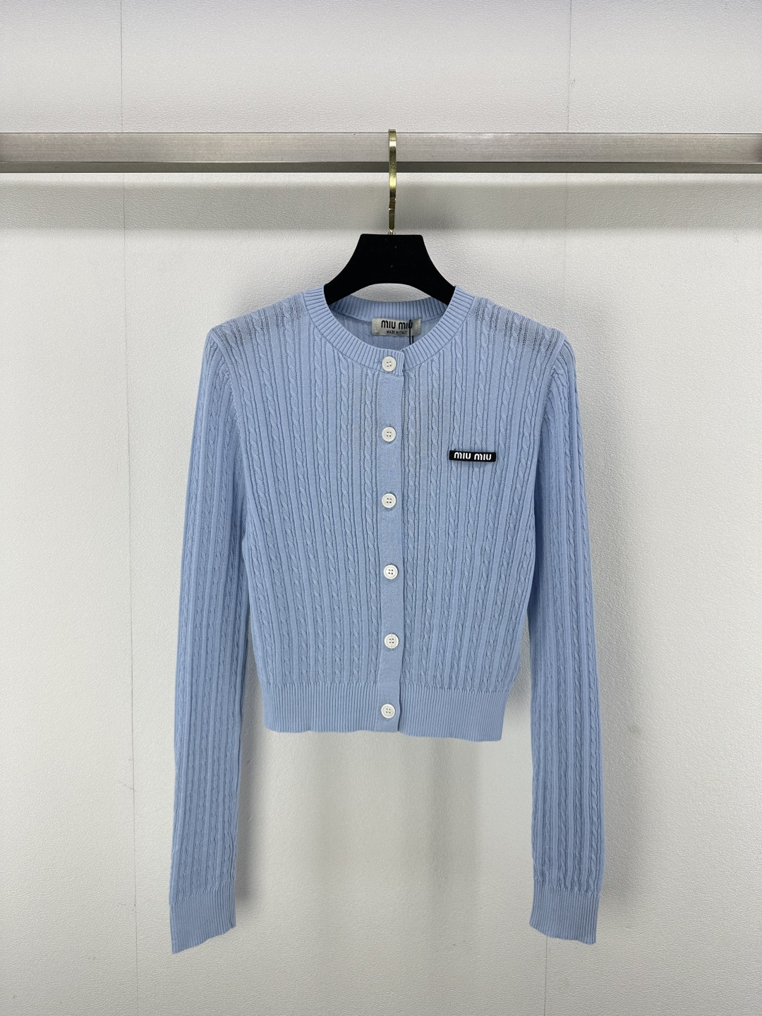 NO:315838,Miumi* new details 25 spring new round neck cardigan custom logo logo textured fabric soft and comfortable upper body high-end feeling 3 colors 3 codes SML, miumiu, alexander wang19860909Miumi*上新细节 25 春季新款圆领开衫 定制logo徽标 纹理面料柔软舒适 上身高级感拉满 3色3码SML,,miumiu,alexander wang,Women's clothing