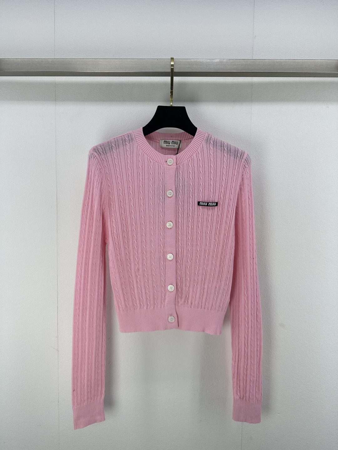 NO:315841,Miumi* new details 25 spring new round neck cardigan custom logo logo textured fabric soft and comfortable upper body high-end feeling 3 colors 3 codes SML, miumiu, alexander wang19860909Miumi*上新细节 25 春季新款圆领开衫 定制logo徽标 纹理面料柔软舒适 上身高级感拉满 3色3码SML,,miumiu,alexander wang,Women's clothing