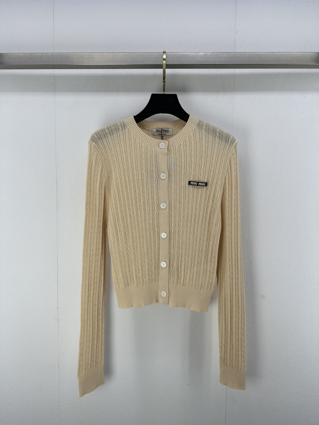 NO:315842,Miumi* new details 25 spring new round neck cardigan custom logo logo textured fabric soft and comfortable upper body high-end feeling 3 colors 3 codes SML, miumiu, alexander wang19860909Miumi*上新细节 25 春季新款圆领开衫 定制logo徽标 纹理面料柔软舒适 上身高级感拉满 3色3码SML,,miumiu,alexander wang,Women's clothing