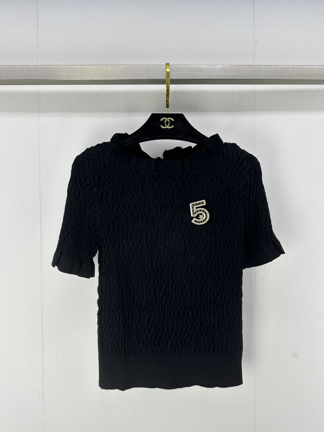 NO:316414,Chane* New details 25 Spring new knitted pleated short sleeves, positioning 5-character detachable buckle, the upper body effect is very high-end and full of fragrance!  2 colors 3 codes, chanel, T-shirt, alexander wang19860909Chane*上新细节 25 春季新款针织褶皱短袖 定位5字可拆卸饰扣 上身效果很高级小香风满满！ 2色3码,,chanel,T-shirt,alexander wang,Women's clothing