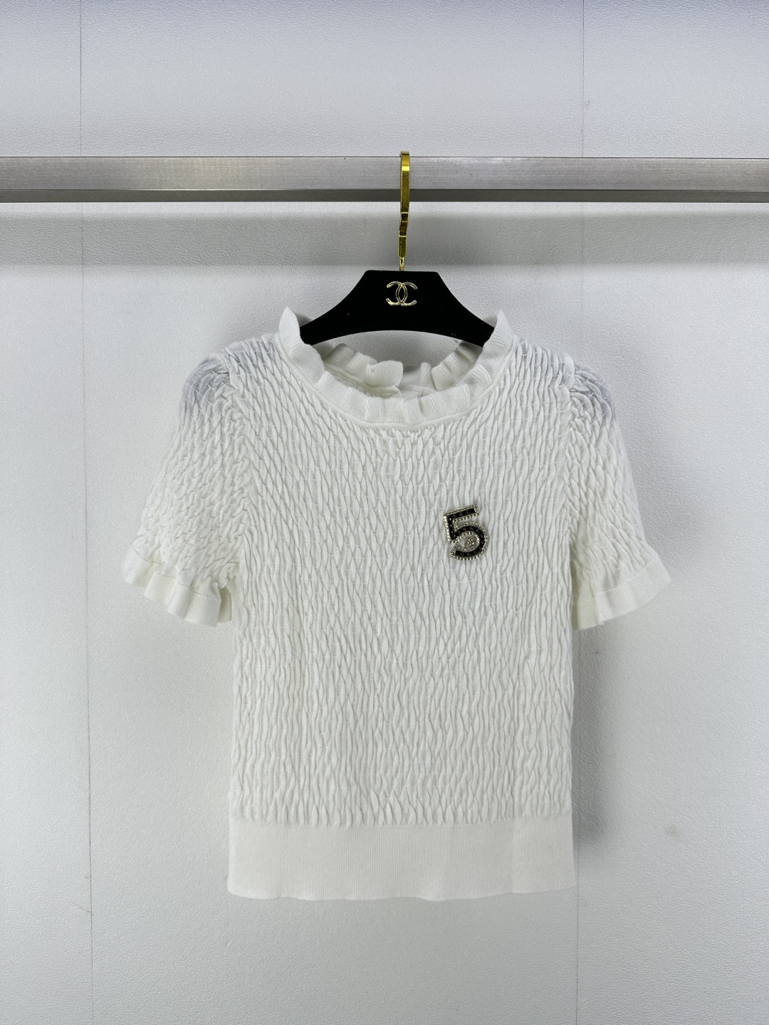 NO:316417,Chane* New details 25 Spring new knitted pleated short sleeves, positioning 5-character detachable buckle, the upper body effect is very high-end and full of fragrance!  2 color 3 code SML, chanel, T-shirt, alexander wang19860909Chane*上新细节 25 春季新款针织褶皱短袖 定位5字可拆卸饰扣 上身效果很高级小香风满满！ 2色3码SML,,chanel,T-shirt,alexander wang,Women's clothing