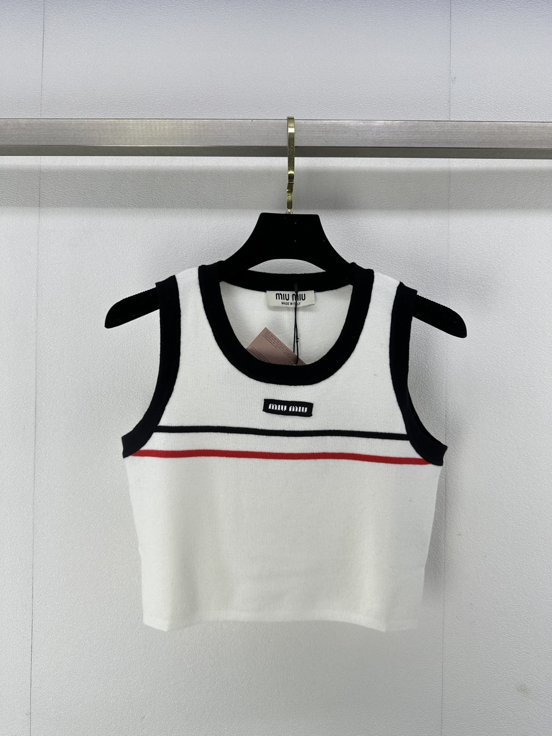 NO:316420,New details on MiuMi* 25 latest contrasting color knitted vest!  The brand logo on the chest of contrasting collar breaks the monotony of solid colors, simple and high-end!  A superb product with a timeless style!  2 colors 3 codes SML, miumiu, alexander wang19860909MiuMi*上新细节 25 最新撞色logo针织背心！撞色领口胸前品牌logo标识打破纯色单调,简约高级！极简风格万年不过时的精品！ 2色3码SML,,miumiu,alexander wang,Women's clothing