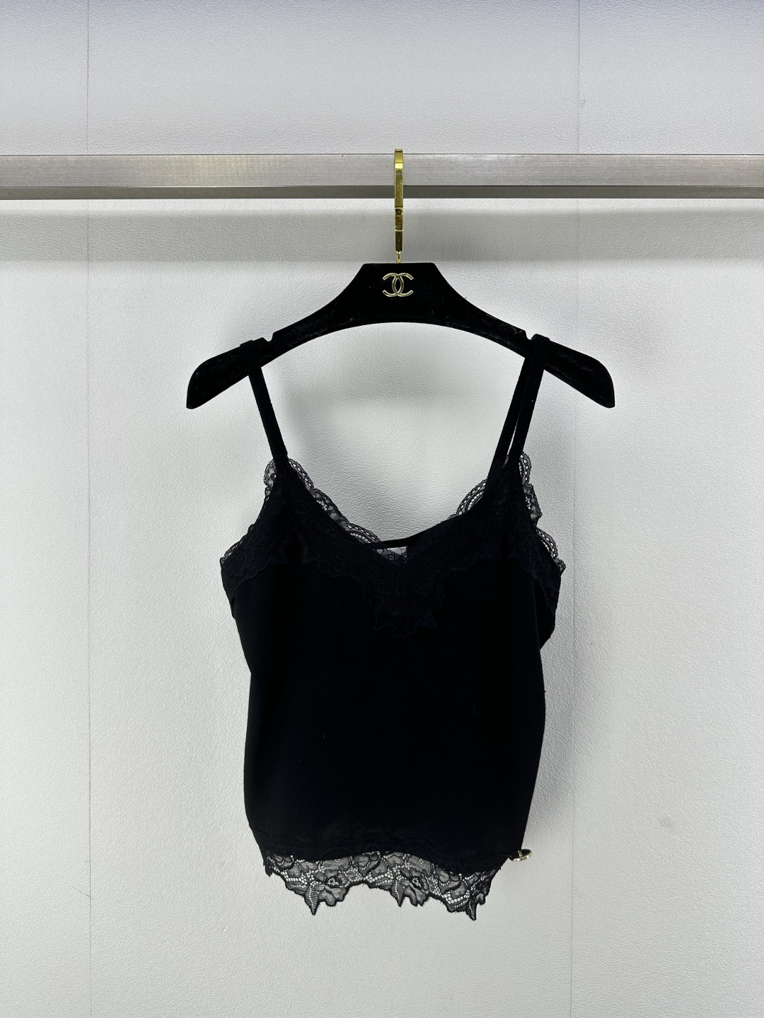 NO:316426,Chane* new details 25 Summer new lace splicing suspender vest The collar hem splicing lace reveals a cool and cool feeling clean version color matching age-reducing simple and comfortable scheming shirt is essential~ 3 colors and 3 sizes SML, chanel, alexander wang19860909Chane*上新细节 25 夏季新款蕾丝拼接吊带背心 领口下摆拼接蕾丝透露着气质清凉感净版配色减龄简洁舒适心机小衫必备款～ 3色3码SML,,chanel,alexander wang,Women's clothing