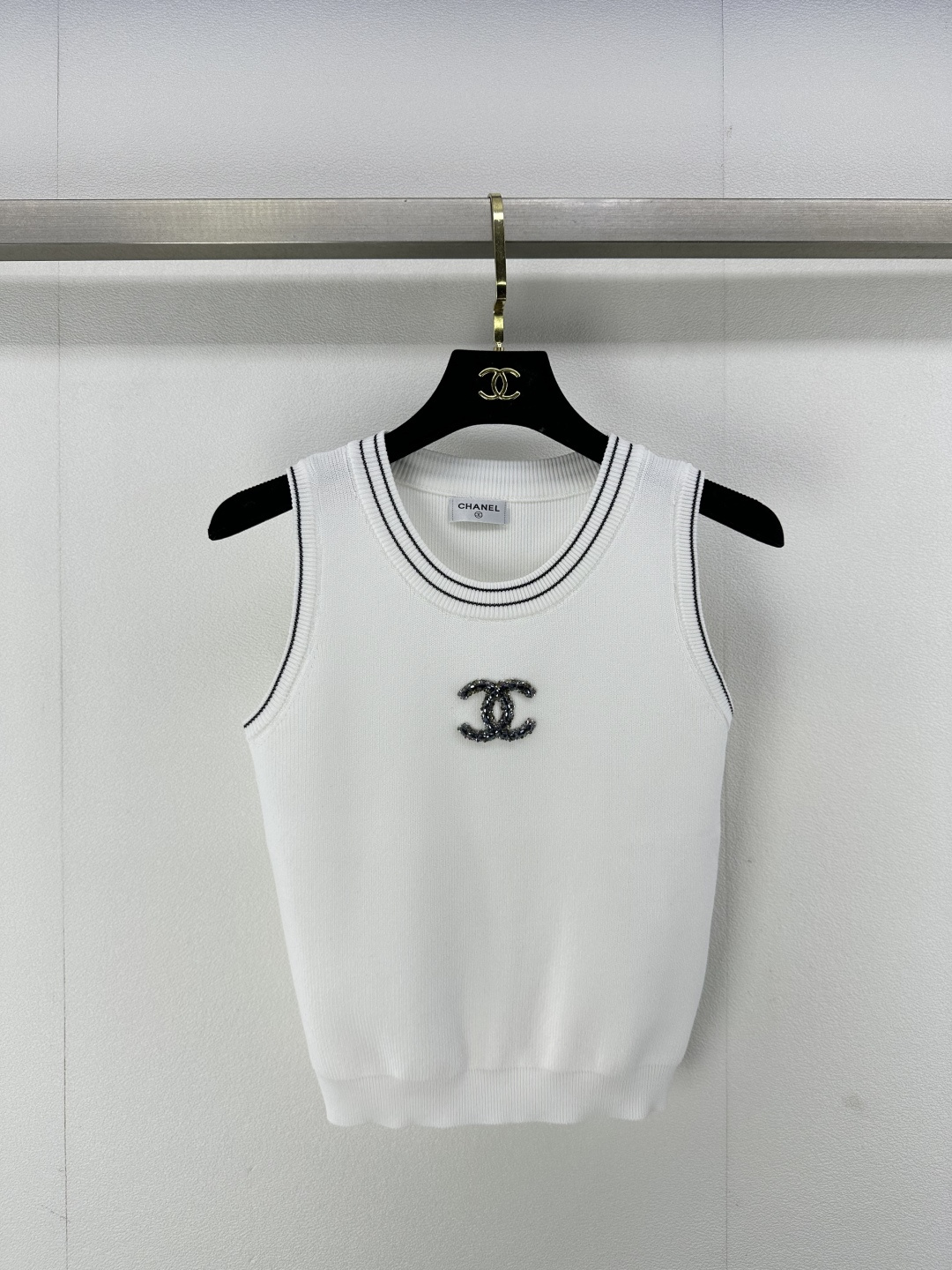 NO:316423,Chane* New details 25 Spring new bead vest nail bead contrast logo eye-catching, the upper body is age-reducing, simple and comfortable, versatile and not picky, 2 colors and 3 sizes, SML, chanel, alexander wang19860909Chane* 上新细节 25 春季新款钉珠背心 钉珠撞色logo 抢眼吸睛 上身减龄简洁舒适 百搭不挑人 2色3码SML,,chanel,alexander wang,Women's clothing