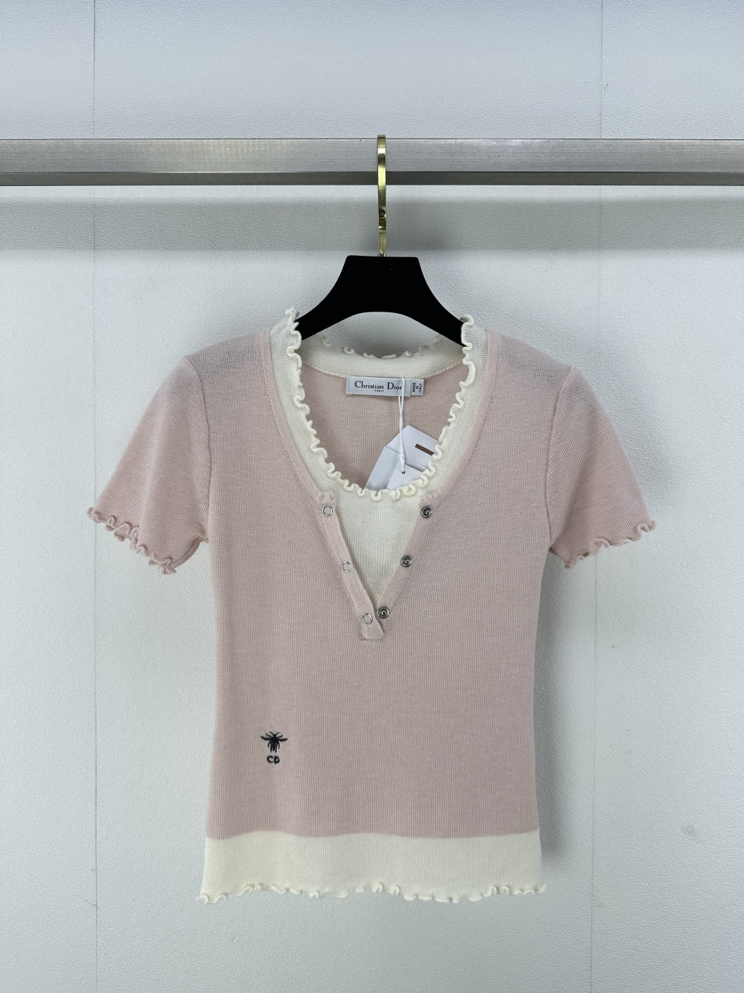 NO:306826,Dio* new details 25 Spring and summer new knitted lotus leaf contrasting lace short sleeves fashionable and elegant style exquisite embroidered little bee logo full of sweet temperament, versatile and not picky 3 colors and 3 sizes SML, dior, T-shirt, alexander wang19860909Dio*上新细节 25 春夏新款针织荷叶撞色花边短袖 时髦气质款 精致刺绣小蜜蜂logo 气质甜美感爆棚 百搭不挑人 3色3码SML,,dior,T-shirt,alexander wang,Women's clothing