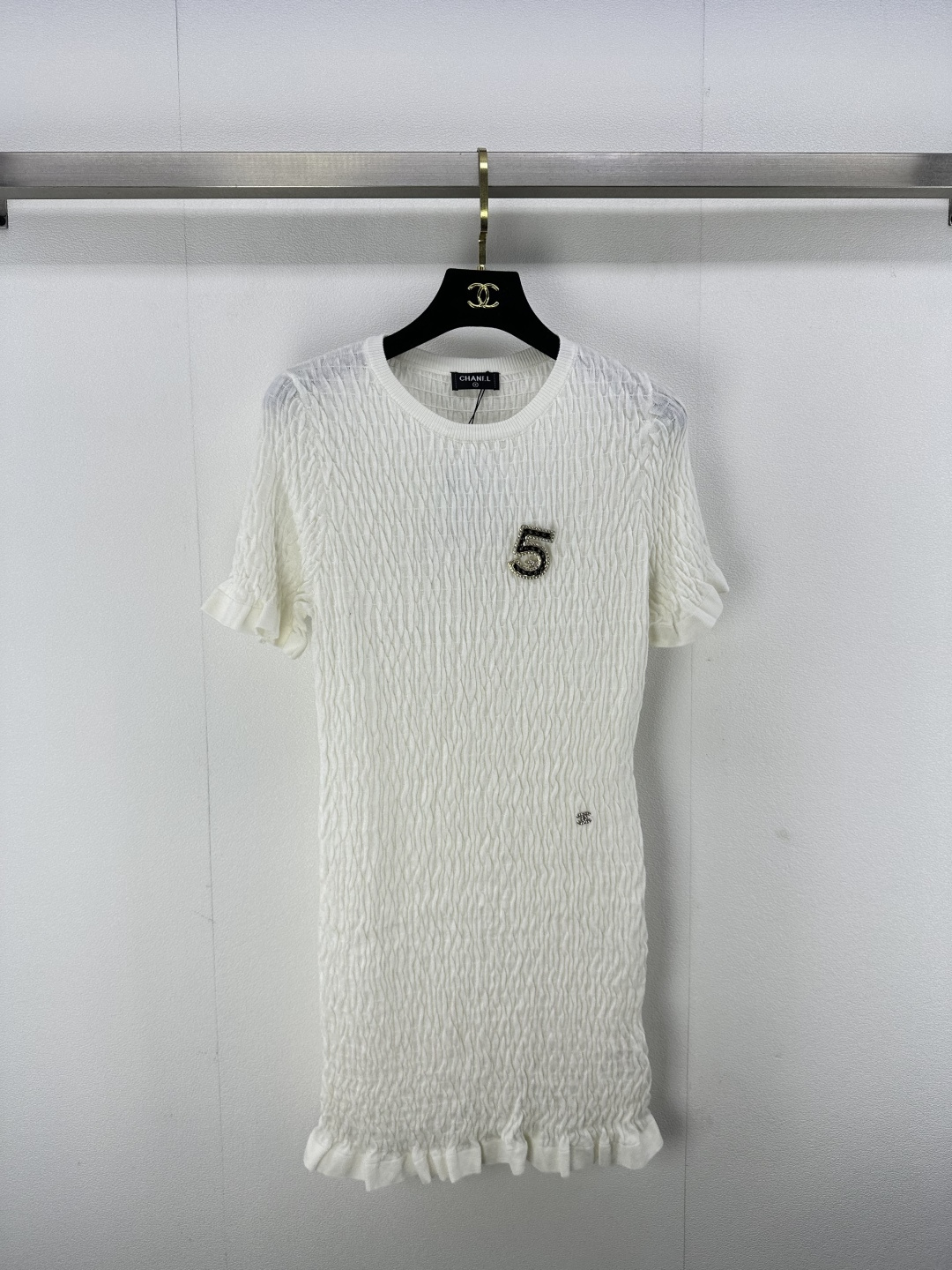 NO:306872,Chane* New details 25 Spring new knitted pleated short-sleeved skirt with 5-character detachable buckle. The upper body effect is very high-end and full of fragrance!  2 color 3 code SML, chanel, skirts, T-shirt, alexander wang19860909Chane*上新细节 25 春季新款针织褶皱短袖裙 定位5字可拆卸饰扣 上身效果很高级小香风满满！ 2色3码SML,,chanel,skirts,T-shirt,alexander wang,Women's clothing