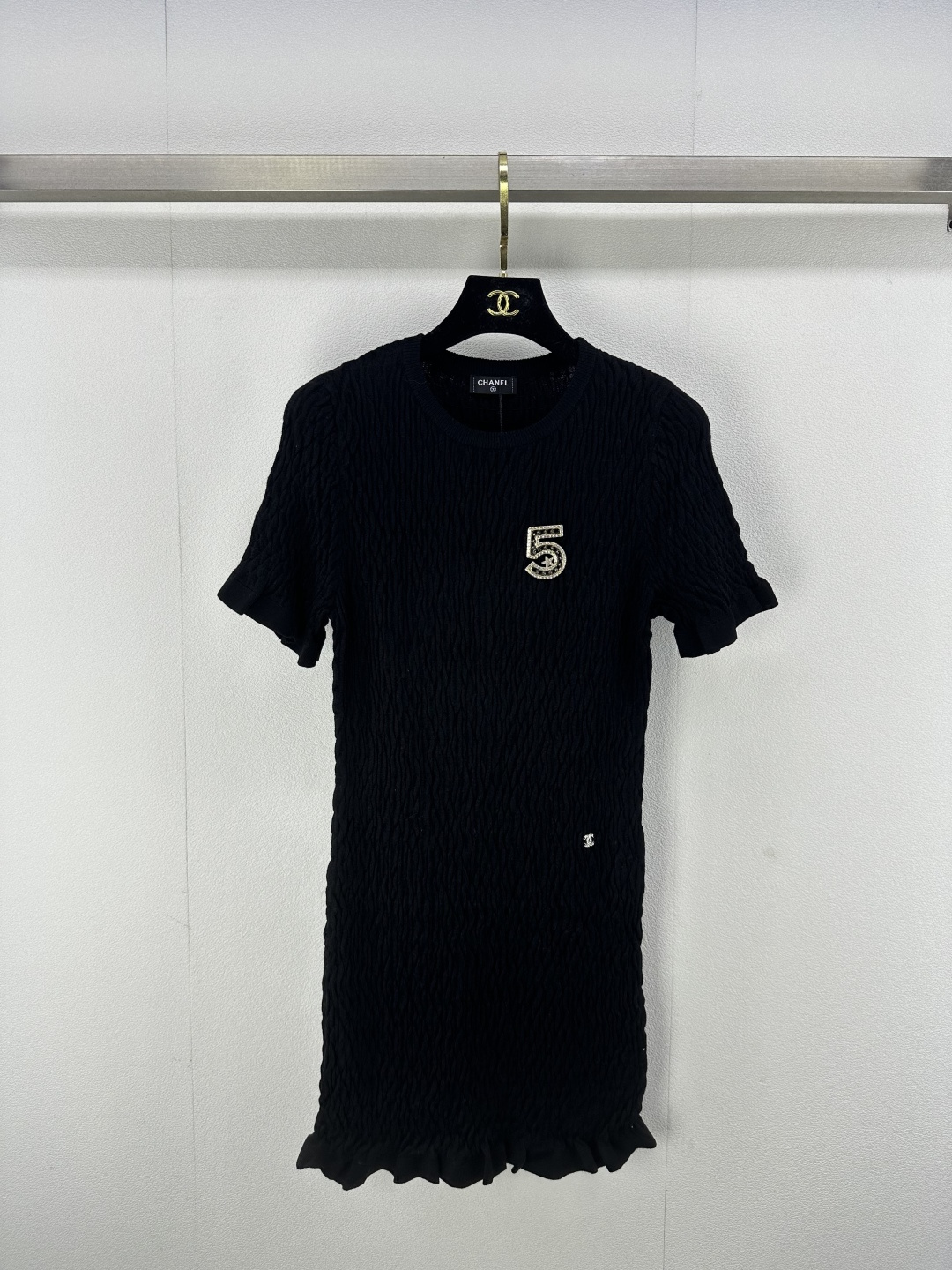 NO:306849,Chane* New details 25 Spring new knitted pleated short-sleeved skirt with 5-character detachable buckle. The upper body effect is very high-end and full of fragrance!  2 color 3 code SML, chanel, skirts, T-shirt, alexander wang19860909Chane*上新细节 25 春季新款针织褶皱短袖裙 定位5字可拆卸饰扣 上身效果很高级小香风满满！ 2色3码SML,,chanel,skirts,T-shirt,alexander wang,Women's clothing