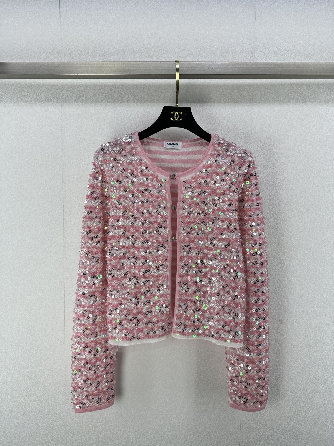 NO:306848,CHANE* New details 25 Spring and summer new mermaid sequin cardigan, haute couture yarn weaving, add lining, skin-friendly and delicate, single row of metallic double C hidden buttons in front of the collar, luxurious, full of heavy industry sequins, light tulle on the hem, like a mermaid princess sparkling, adding sweetness and sexy, showing personality style 1 color 3 code SML, chanel, alexander wang19860909CHANE* 上新细节 25 春夏新款人鱼亮片开衫 高定纱线织造 添加内衬,亲肤细腻 襟前点缀单排金属宇母双C暗扣 奢华尽显,通体满铺重工亮片 下摆点缀轻盈薄纱 宛如人鱼公主波光粼粼 增添甜美性感,展现个性风采 1色3码SML,,chanel,alexander wang,Women's clothing