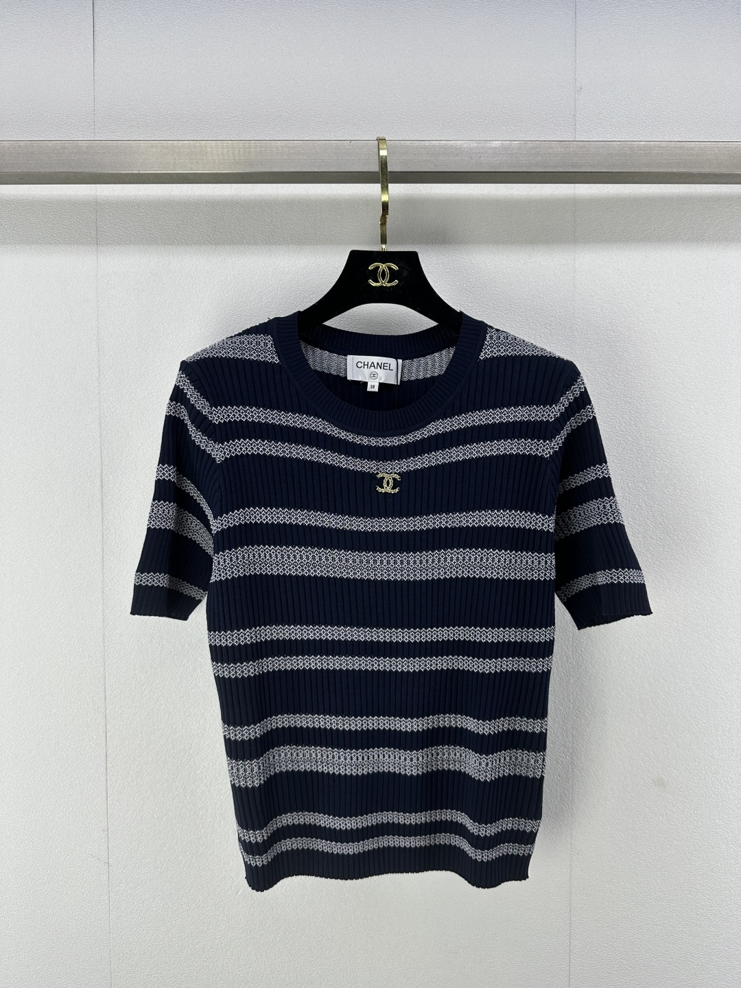 NO:306842,CHANE* New Details 25 Spring and Summer Latest Contrast Stripe Knitted Short Sleeves!  The contrasting color matching is very beautiful to create a fashionable and high-end temperament item, worry-free and upgraded the level of outfits, and a high-end and fashionable feeling up!  2 color 3 code SML, chanel, T-shirt, alexander wang19860909CHANE* 上新细节 25 春夏最新撞色条纹针织短袖！撞色配色巨好看打造出时髦高级的气质单品,无忧抬升穿搭层次,高级时髦感up！ 2色3码SML,,chanel,T-shirt,alexander wang,Women's clothing