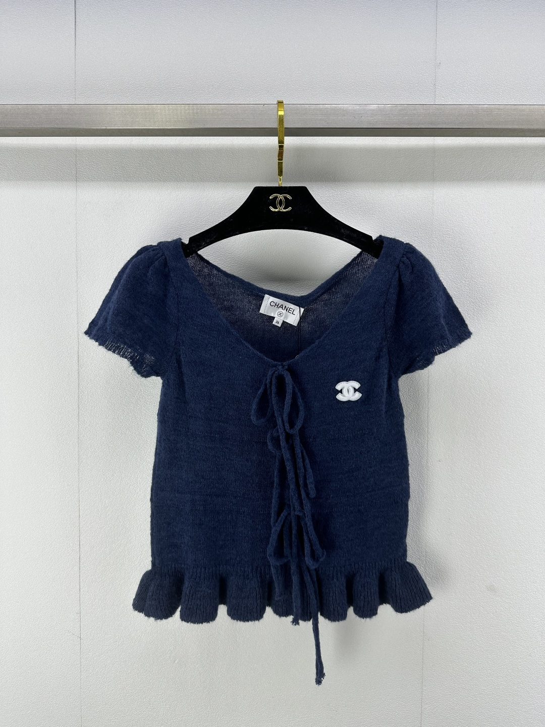 NO:306844,Chane* New details 25 New lace-up bow short sleeves Customized logo logo Lace-up design is simply too novel, versatile and not picky 3 colors 3 codes SML, chanel, T-shirt, alexander wang19860909Chane* 上新细节 25 新款系带蝴蝶结短袖 定制logo标志 系带造型设计简直太新颖 百搭不挑人 3色3码SML,,chanel,T-shirt,alexander wang,Women's clothing