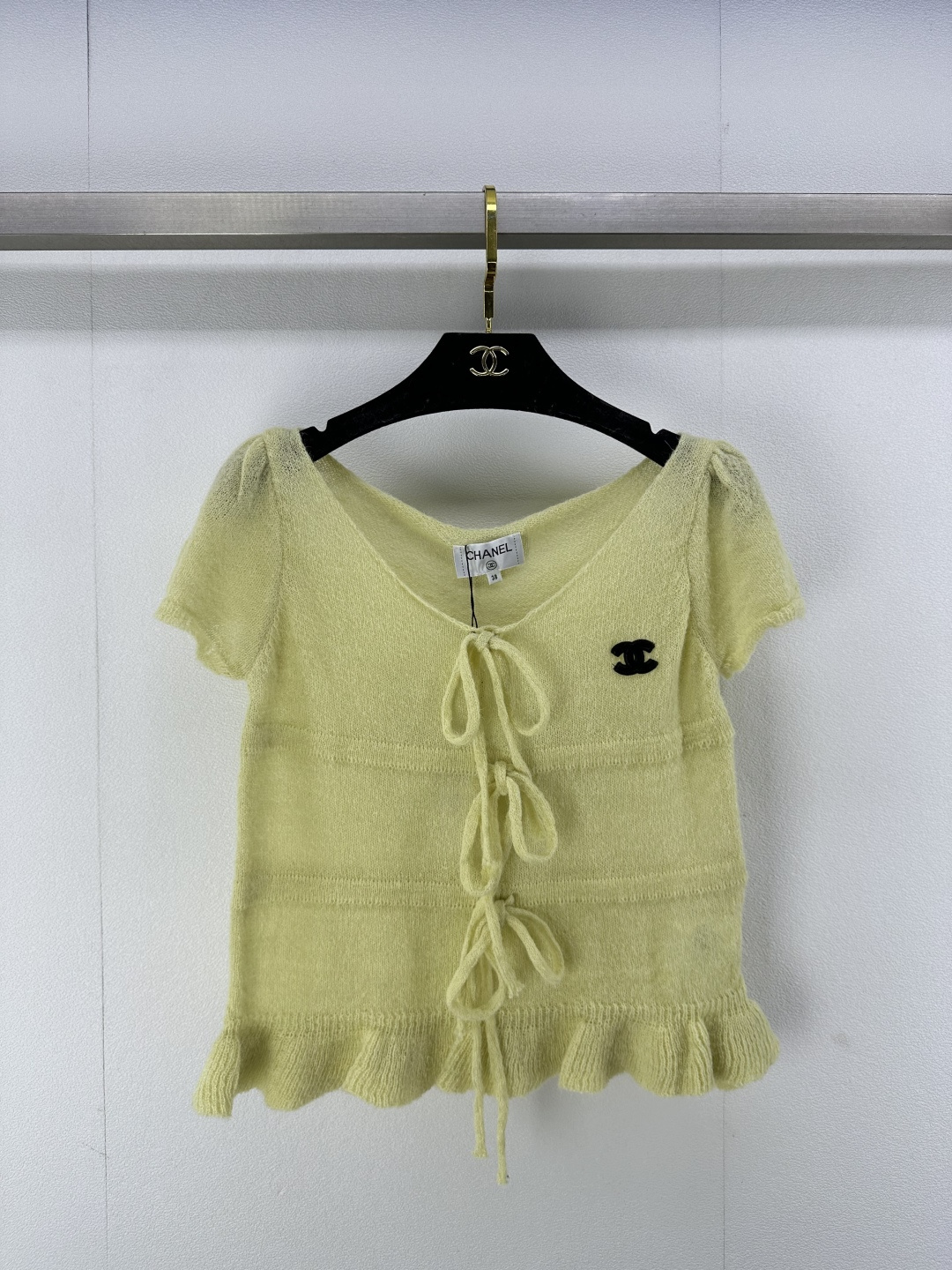 NO:308963,Chane* New details 25 New lace-up bow short sleeves Customized logo logo Lace-up design is simply too novel, versatile and not picky 3 colors 3 codes SML, chanel, T-shirt, alexander wang19860909Chane* 上新细节 25 新款系带蝴蝶结短袖 定制logo标志 系带造型设计简直太新颖 百搭不挑人 3色3码SML,,chanel,T-shirt,alexander wang,Women's clothing