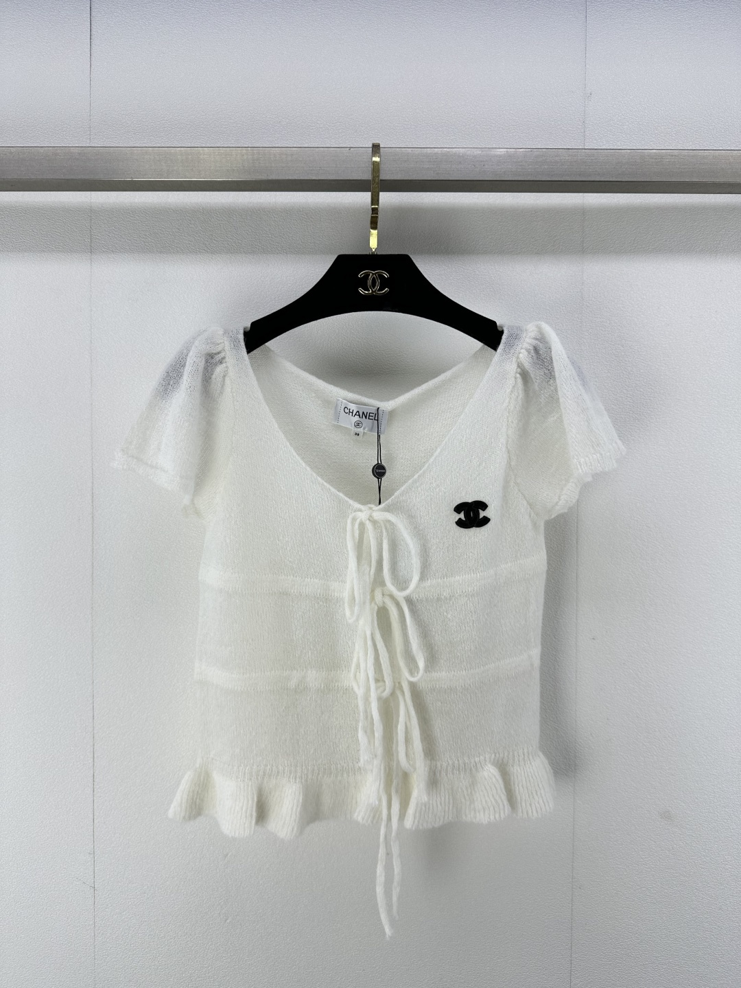 NO:308969,Chane* New details 25 New lace-up bow short sleeves Customized logo logo Lace-up design is simply too novel, versatile and not picky 3 colors 3 codes SML, chanel, T-shirt, alexander wang19860909Chane* 上新细节 25 新款系带蝴蝶结短袖 定制logo标志 系带造型设计简直太新颖 百搭不挑人 3色3码SML,,chanel,T-shirt,alexander wang,Women's clothing