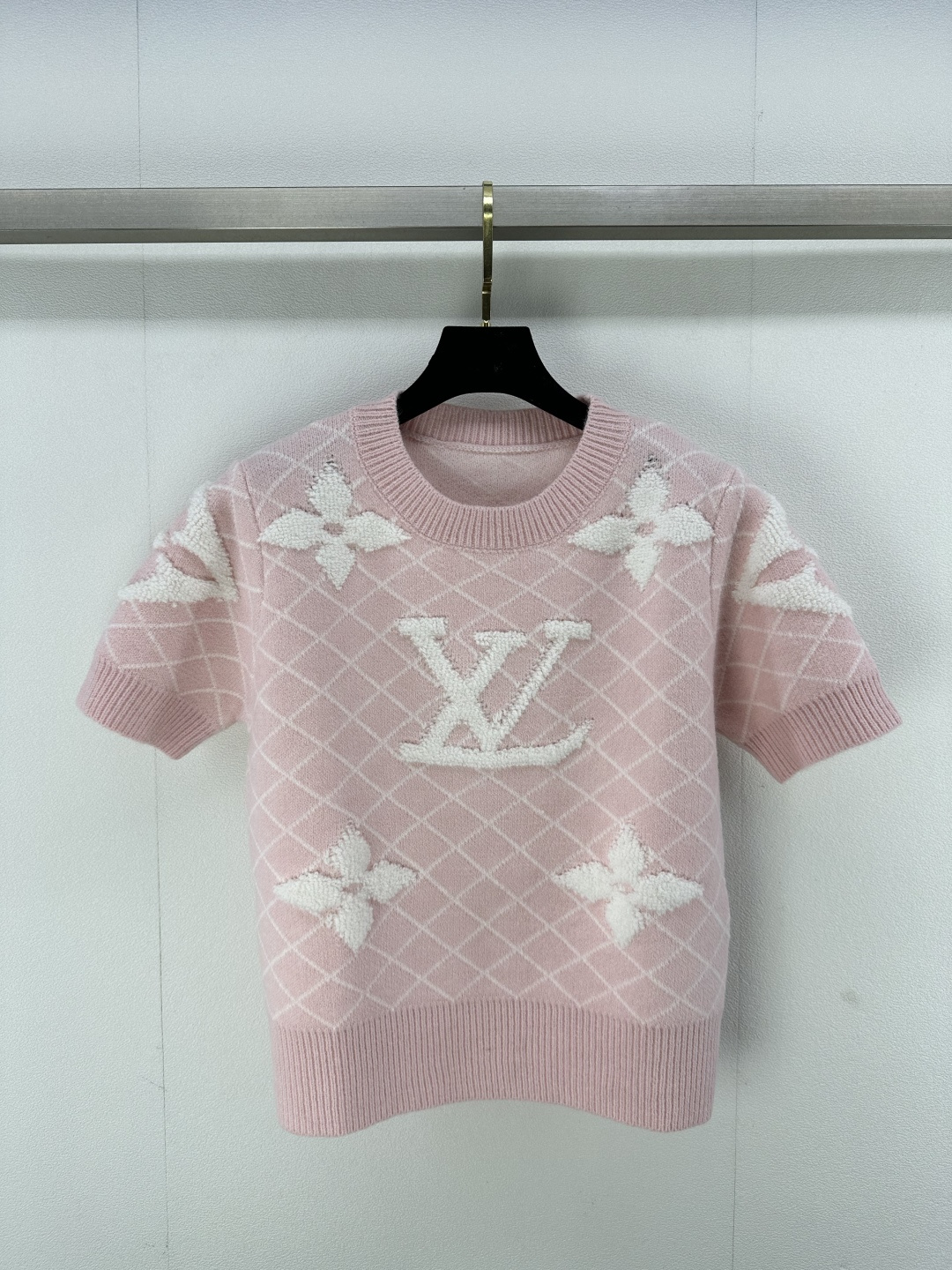 NO:307362,New details on LV* 25 Early spring new knitted round neck short sleeve diamond jacquard design classic letter logo element towel embroidery decoration high-end fashionable big brand versatile 4 color 3 code SML,,louis vuitton,T-shirt,alexander wang19860909LV*上新细节 25 早春新款针织圆领短袖 菱格提花设计 经典字母logo元素毛巾绣装饰 高级时髦大牌百搭 4色3码SML,,louis vuitton,T-shirt,alexander wang,Women's clothing