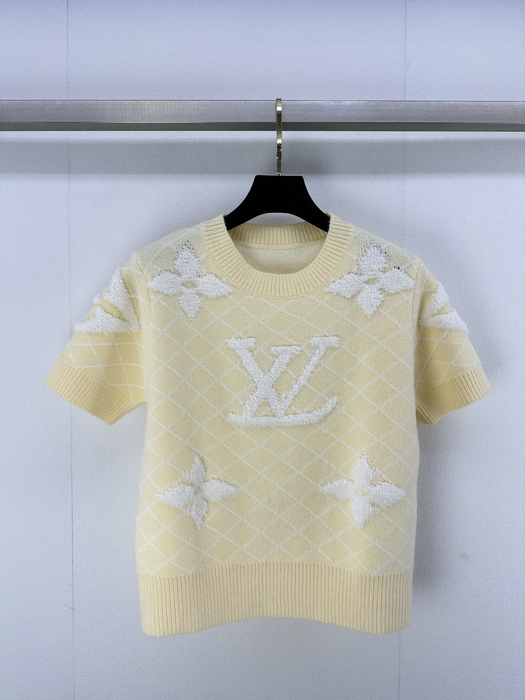 NO:307370,New details on LV* 25 Early spring new knitted round neck short sleeve diamond jacquard design classic letter logo element towel embroidery decoration high-end fashionable big brand versatile 4 color 3 code SML,,louis vuitton,T-shirt,alexander wang19860909LV*上新细节 25 早春新款针织圆领短袖 菱格提花设计 经典字母logo元素毛巾绣装饰 高级时髦大牌百搭 4色3码SML,,louis vuitton,T-shirt,alexander wang,Women's clothing