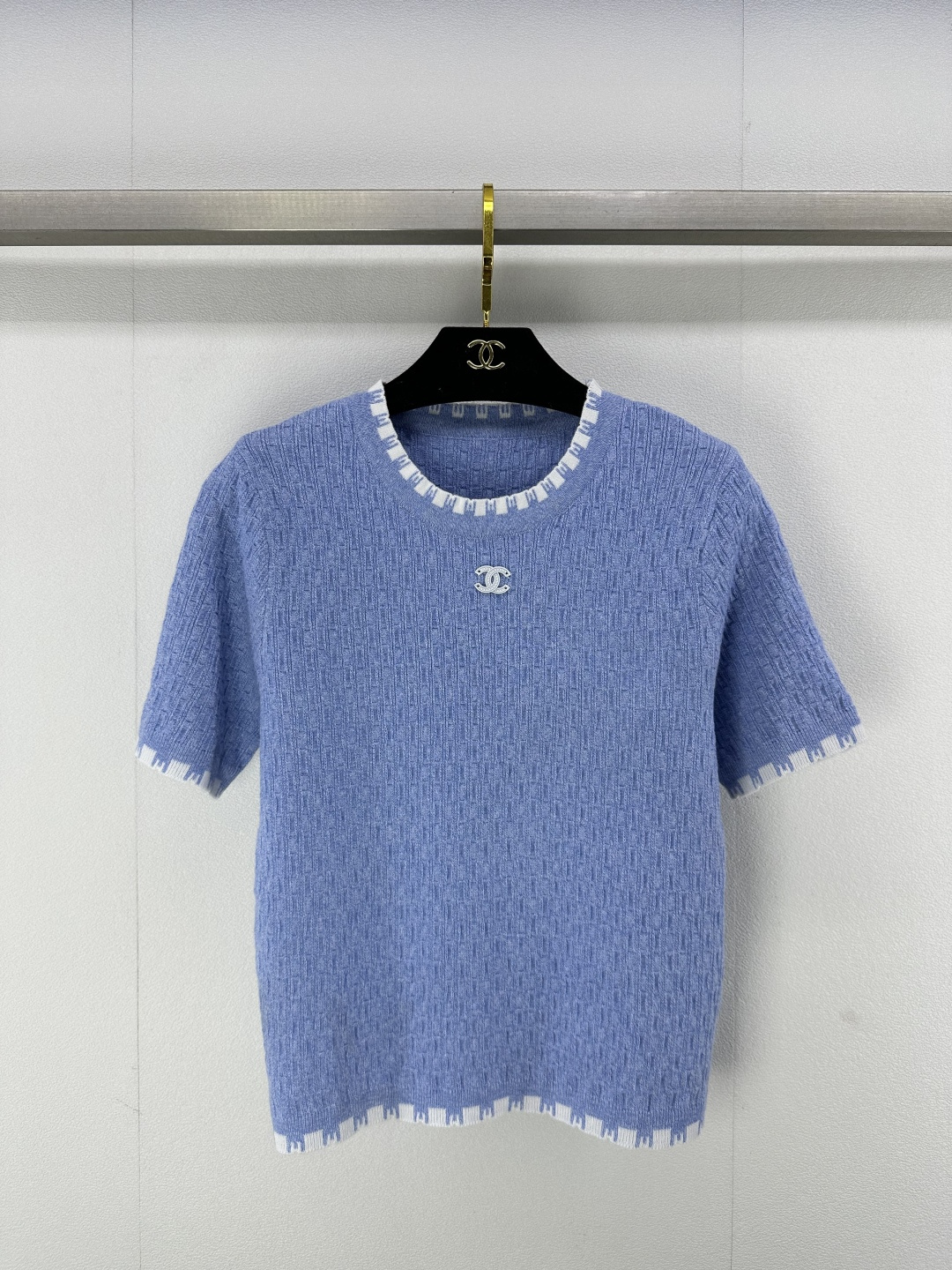 NO:307374,Chane* new details 25 Early spring new knitted round neck short sleeves Leader hem contrasting color edging design Classic double C letter logo embellishment Simple and fashionable generous and versatile 2 colors 3 codes SML, chanel, T-shirt, alexander wang19860909Chane*上新细节 25 早春新款针织圆领短袖 领袖口下摆撞色包边设计 经典双c字母logo点缀 简约时髦大方百搭 2色3码SML,,chanel,T-shirt,alexander wang,Women's clothing