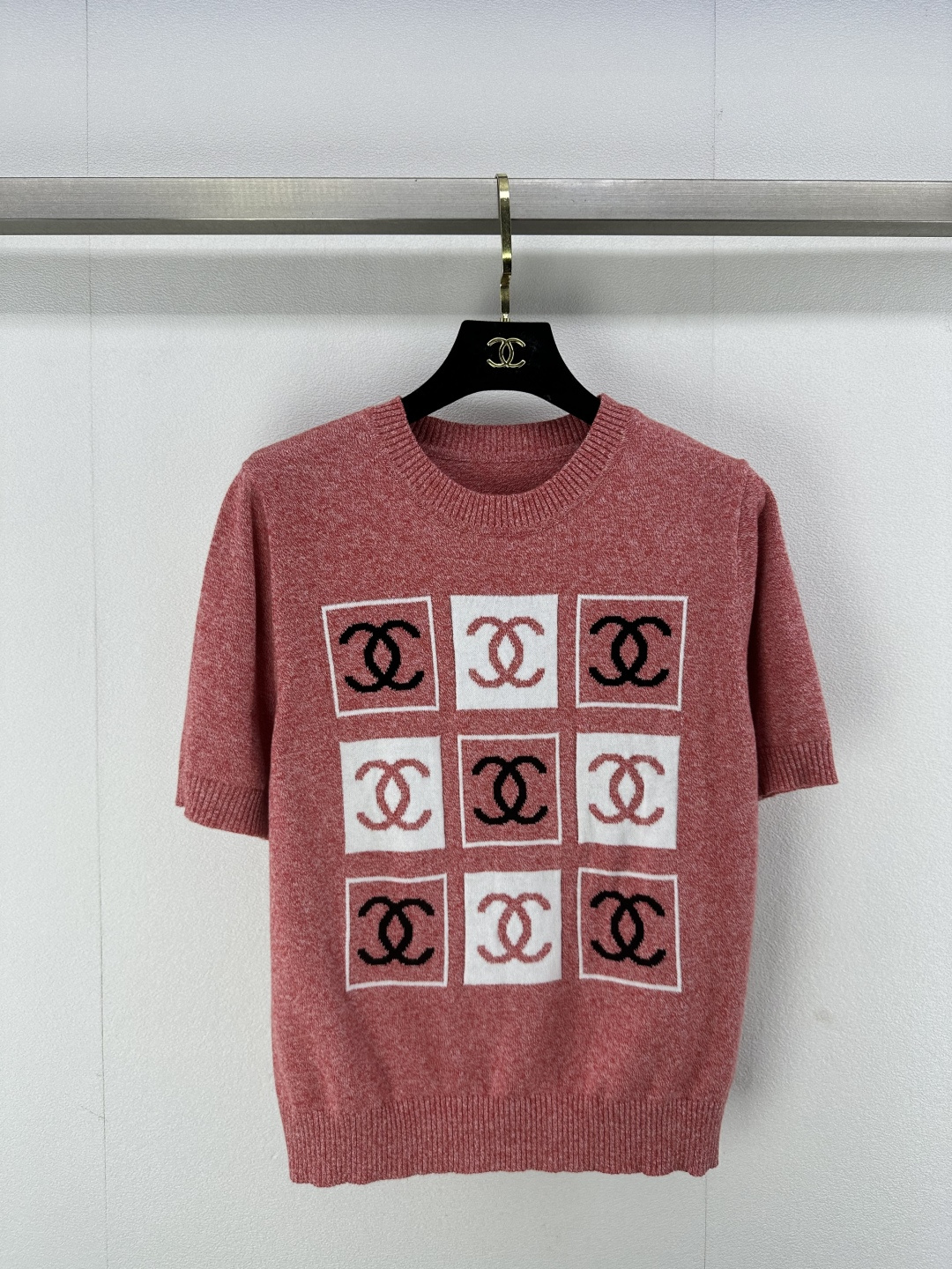 NO:307382,Chane* new details 25 Early spring new knitted round neck short sleeves Nine-grid contrasting color classic double C letter logo jacquard decoration Simple and fashionable daily versatile 2 colors 3 codes SML, chanel, T-shirt, alexander wang19860909Chane*上新细节 25 早春新款针织圆领短袖 九宫格撞色经典双c字母logo提花装饰 简约时髦日常百搭 2色3码SML,,chanel,T-shirt,alexander wang,Women's clothing