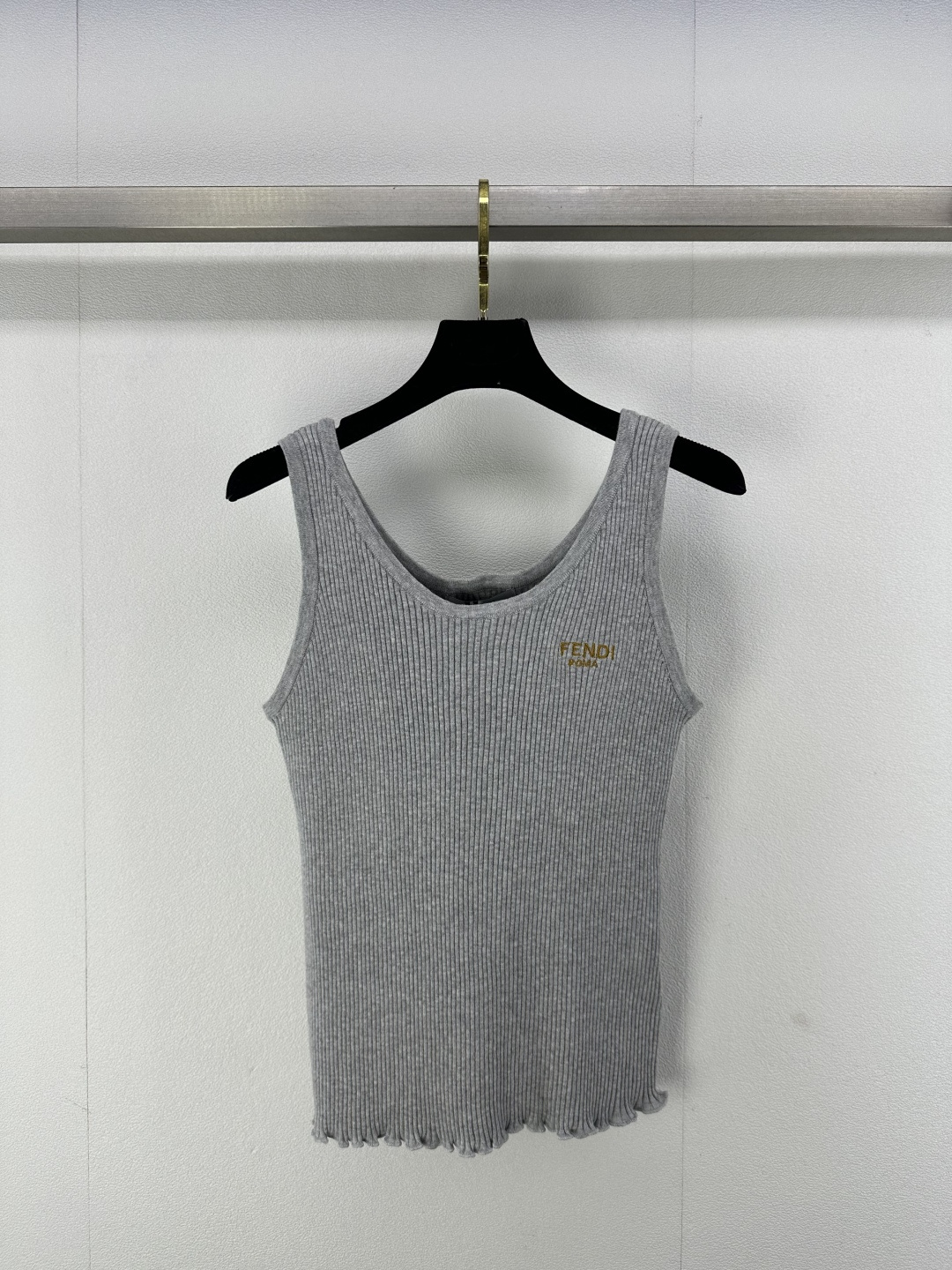 NO:307875,Fend new details 25 Spring and summer new special embroidered letter vest, pit strips to show your figure, wavy edge design adds softness, a must-have model 2 colors 3 codes SML, fendi, alexander wang19860909Fend上新细节 25 春夏新款特色刺绣字母背心 ,坑条组织显身材,波浪边设计增添柔美,尚必备款 2色3码SML,,fendi,alexander wang,Women's clothing