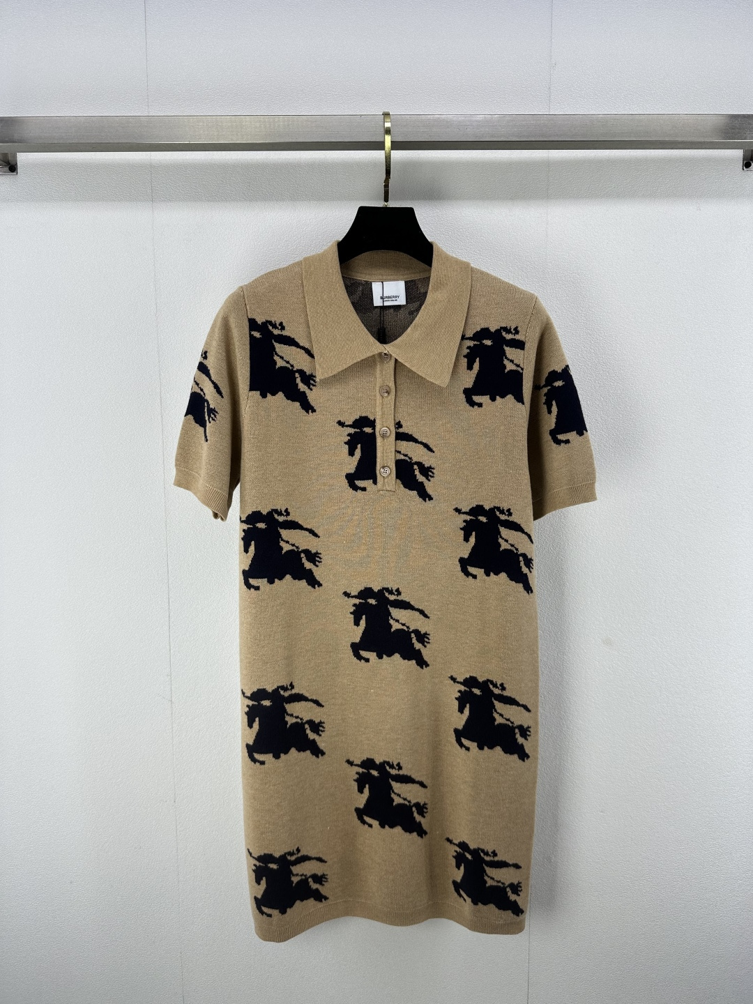 NO:307864,BURBERR* new details 25 new Polo neck short-sleeved dress jacquard war horse three-dimensional and vivid image Contrasted color design, eye-catching and classic out of time Amway 2 colors 3 code SML, burberry, skirts, T-shirt, alexander wang19860909BURBERR*上新细节 25 新款Polo领短袖连衣裙 提花战马立体感超生动形象 撞色设计,吸睛耐看经典不过时 安利 2色3码SML,,burberry,skirts,T-shirt,alexander wang,Women's clothing