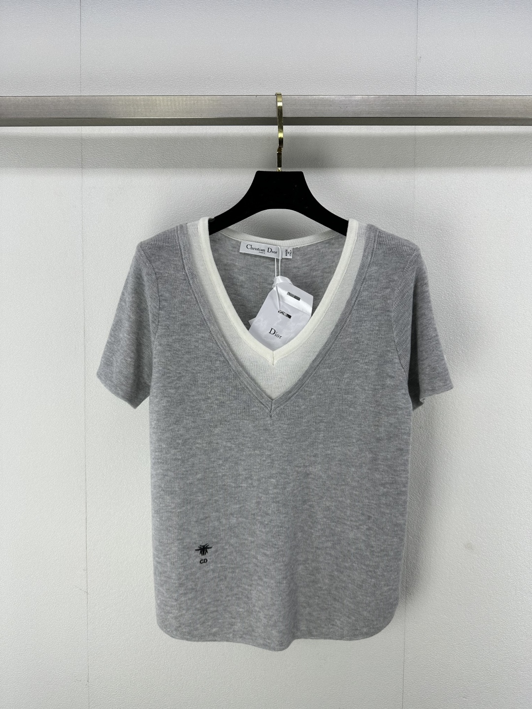 NO:308386,DIO* new details 25 Spring new double-neck short-sleeved color combination simple and high-end fake two-piece design super layered loose style positioning little bee fashionable and lazy 3-color 3-code SML, dior, T-shirt, alexander wang19860909DIO*上新细节 25 春季新款双领短袖 拼色简约又高级假两件设计层次感超强 宽松版型 定位小蜜蜂 时髦又慵懒 3色3码SML,,dior,T-shirt,alexander wang,Women's clothing