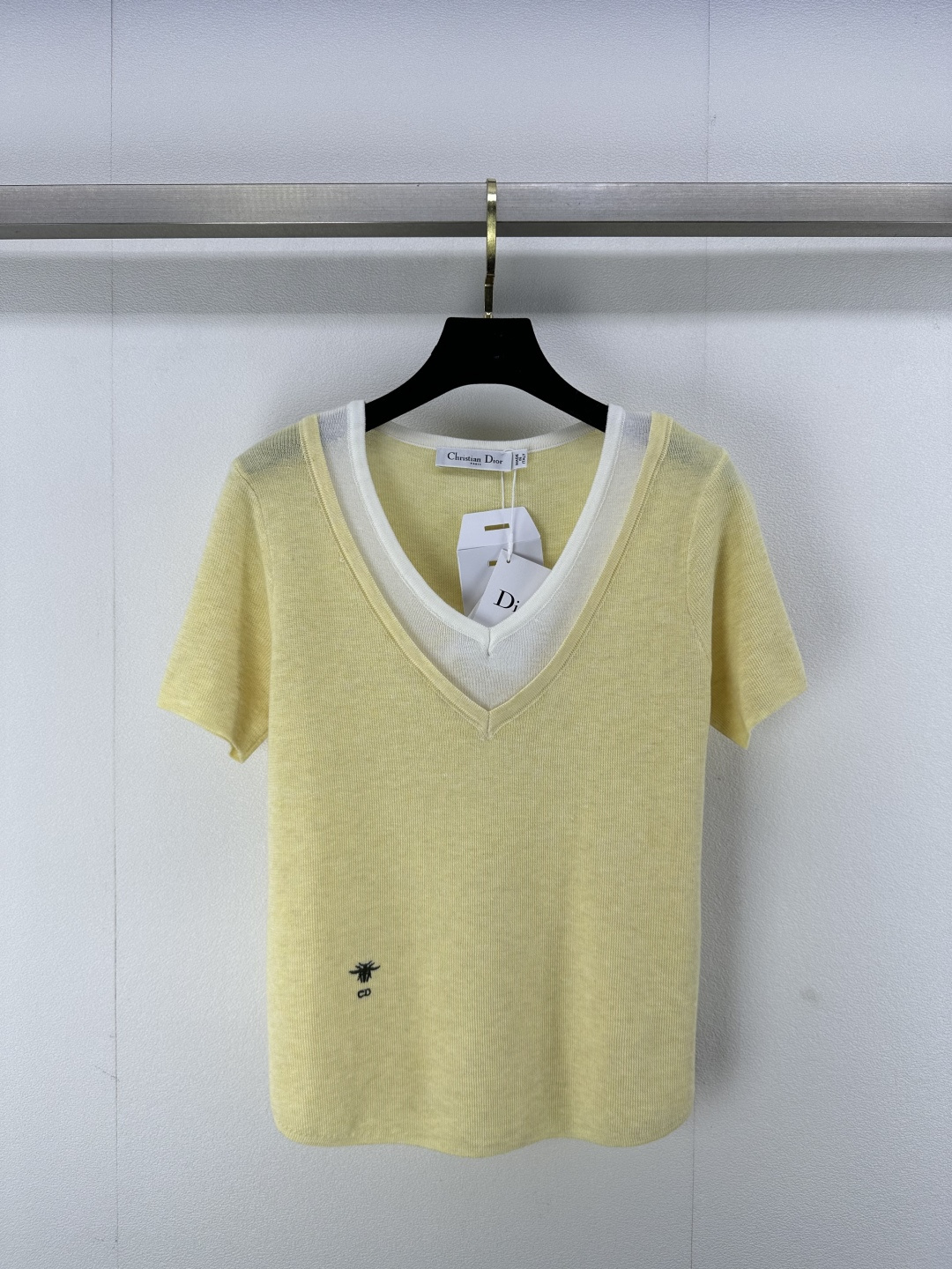 NO:308371,DIO* new details 25 Spring new double-neck short-sleeved color combination simple and high-end fake two-piece design super layered loose style positioning little bee fashionable and lazy 3-color 3-code SML, dior, T-shirt, alexander wang19860909DIO*上新细节 25 春季新款双领短袖 拼色简约又高级假两件设计层次感超强 宽松版型 定位小蜜蜂 时髦又慵懒 3色3码SML,,dior,T-shirt,alexander wang,Women's clothing