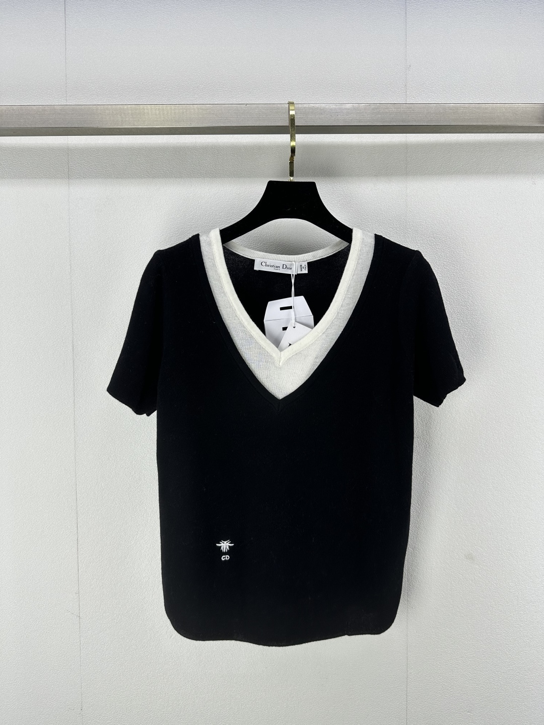 NO:308375,DIO* new details 25 Spring new double-neck short-sleeved color combination simple and high-end fake two-piece design super layered loose style positioning little bee fashionable and lazy 3-color 3-code SML, dior, T-shirt, alexander wang19860909DIO*上新细节 25 春季新款双领短袖 拼色简约又高级假两件设计层次感超强 宽松版型 定位小蜜蜂 时髦又慵懒 3色3码SML,,dior,T-shirt,alexander wang,Women's clothing