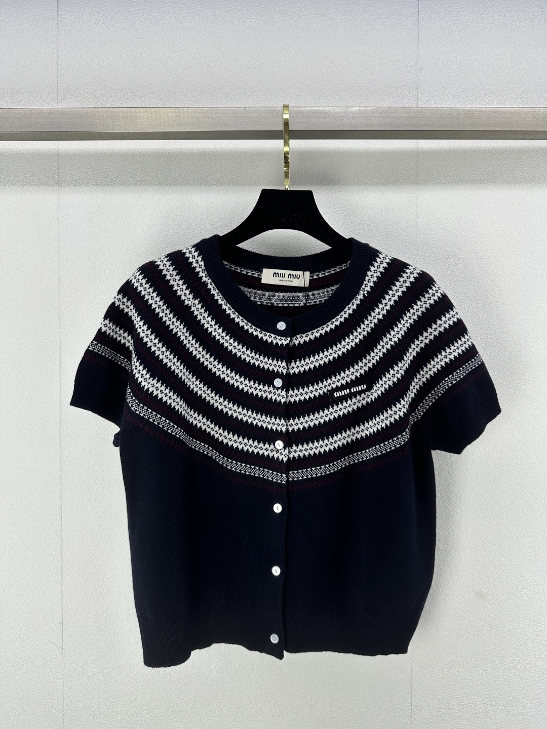 NO:308968,Miumi* new details 25 spring and summer new striped contrasting cardigan short-sleeved knitted fabric striped pattern jacquard logo shoulder-falling style youthful and beautiful 2 colors 3 codes SML, miumiu, T-shirt, alexander wang19860909miumi*上新细节 25 春夏新款条纹撞色开衫短袖针织面料条纹纹路 提花logo 落肩版型青春靓丽 2色3码SML,,miumiu,T-shirt,alexander wang,Women's clothing