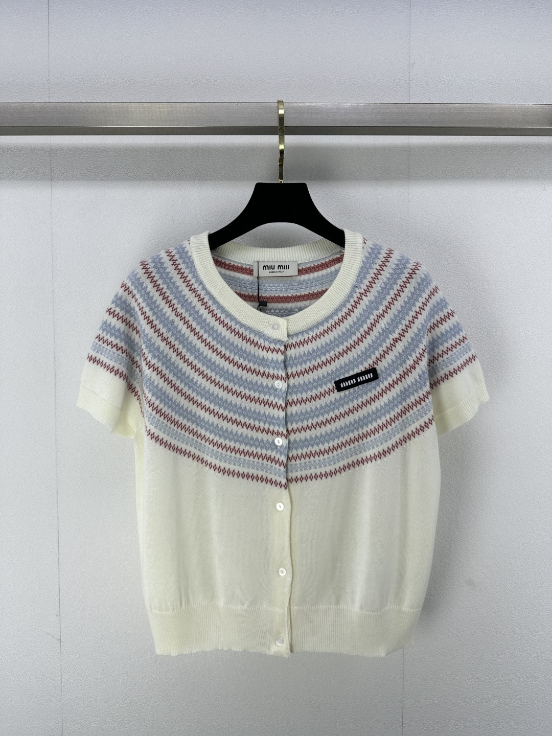 NO:308974,Miumi* new details 25 spring and summer new striped contrasting cardigan short-sleeved knitted fabric striped pattern jacquard logo shoulder-falling style youthful and beautiful 2 colors 3 codes SML, miumiu, T-shirt, alexander wang19860909miumi*上新细节 25 春夏新款条纹撞色开衫短袖针织面料条纹纹路 提花logo 落肩版型青春靓丽 2色3码SML,,miumiu,T-shirt,alexander wang,Women's clothing