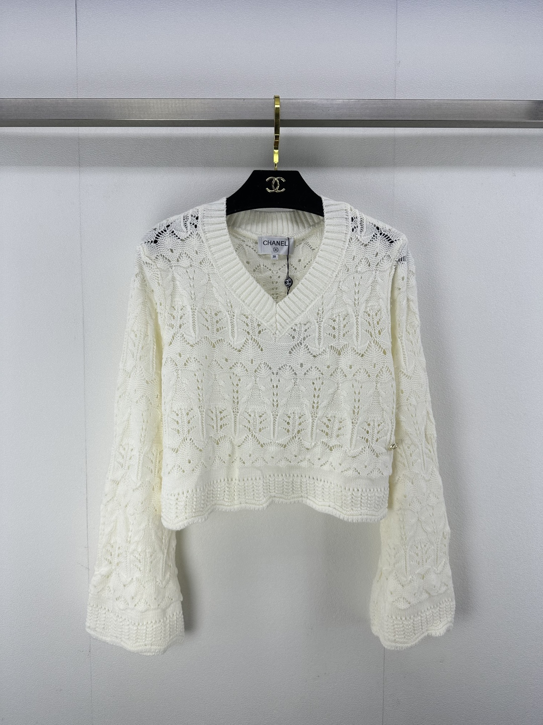 NO:307871,Chane* New Details 25 Spring and Summer Latest Hollow Long Sleeve!  The positioning logo v-neck design is an eye-catching atmosphere artifact for daily wear, hollow knitting technology, hollow pattern combination, exquisite and pleasing!  3 color 3 code SML, chanel, alexander wang19860909Chane*上新细节 25 春夏最新镂空长袖！定位logo v领设计日常穿都是吸睛的氛围感神器,镂空针织工艺,镂空花纹组合,精致又耐看！ 3色3码SML,,chanel,alexander wang,Women's clothing