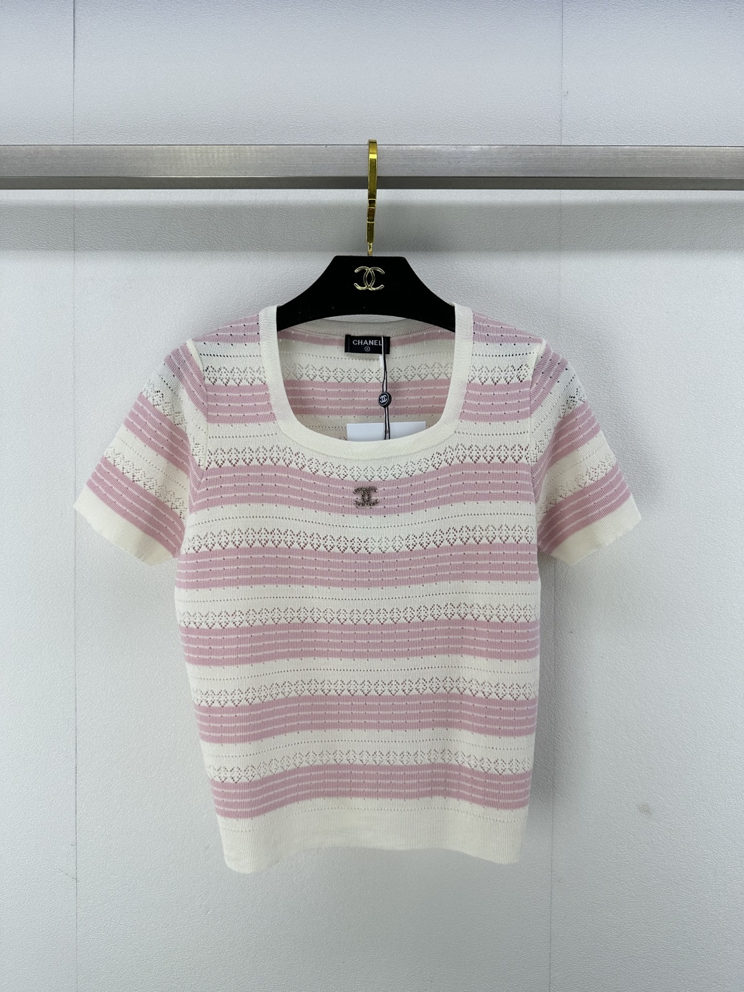 NO:308975,Chane* new details 25 New summer products knitted hollow square collar short sleeves, versatile and simple, hollow design comfortable and breathable, soft and glutinous fabric texture, clear texture, embellishment of the small logo on the chest~ the upper body is versatile and fashionable!  3 color 3 code SML, chanel, T-shirt, alexander wang19860909Chane*上新细节 25 夏季新品针织镂空方领短袖 百搭简约 镂空设计舒服透气 面料质地软糯 纹理清晰 胸前小logo的点缀~上身百搭时尚！ 3色3码SML,,chanel,T-shirt,alexander wang,Women's clothing