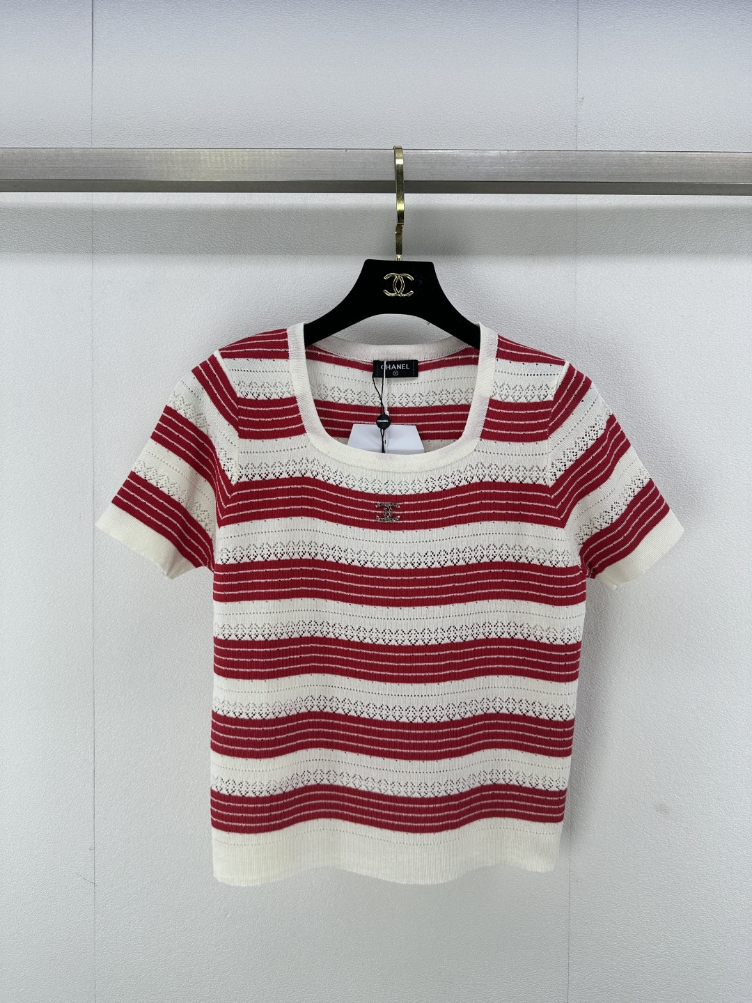 NO:308981,Chane* new details 25 New summer products knitted hollow square collar short sleeves, versatile and simple, hollow design comfortable and breathable, soft and glutinous fabric texture, clear texture, embellishment of the small logo on the chest~ the upper body is versatile and fashionable!  3 color 3 code SML, chanel, T-shirt, alexander wang19860909Chane*上新细节 25 夏季新品针织镂空方领短袖 百搭简约 镂空设计舒服透气 面料质地软糯 纹理清晰 胸前小logo的点缀~上身百搭时尚！ 3色3码SML,,chanel,T-shirt,alexander wang,Women's clothing