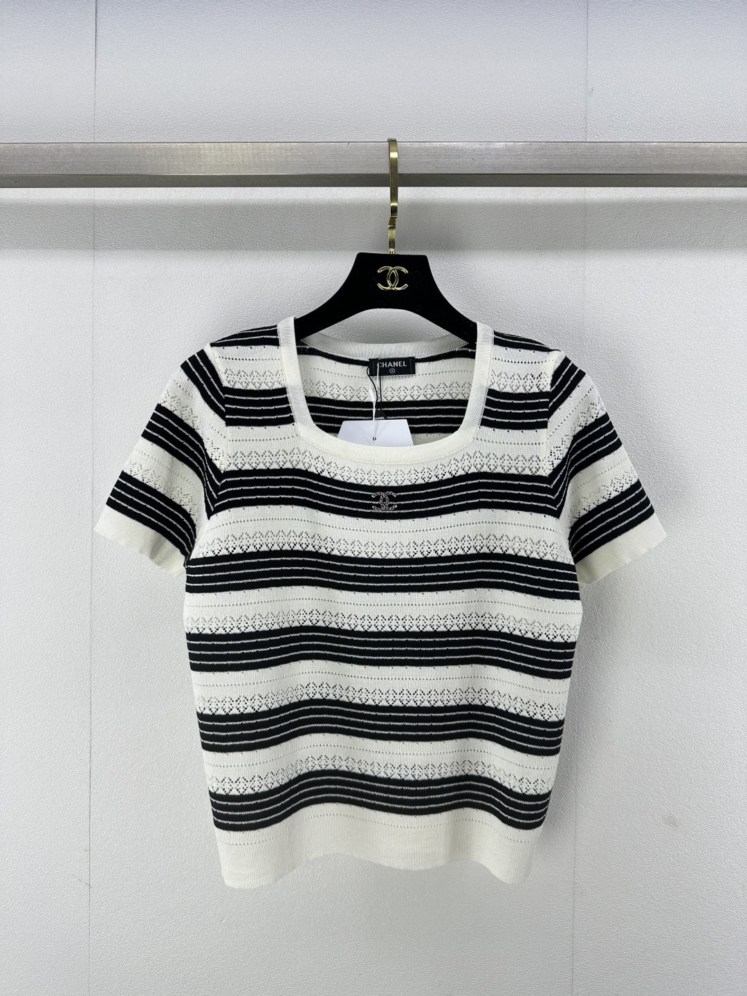 NO:308985,Chane* new details 25 New summer products knitted hollow square collar short sleeves, versatile and simple, hollow design comfortable and breathable, soft and glutinous fabric texture, clear texture, embellishment of the small logo on the chest~ the upper body is versatile and fashionable!  3 color 3 code SML, chanel, T-shirt, alexander wang19860909Chane*上新细节 25 夏季新品针织镂空方领短袖 百搭简约 镂空设计舒服透气 面料质地软糯 纹理清晰 胸前小logo的点缀~上身百搭时尚！ 3色3码SML,,chanel,T-shirt,alexander wang,Women's clothing