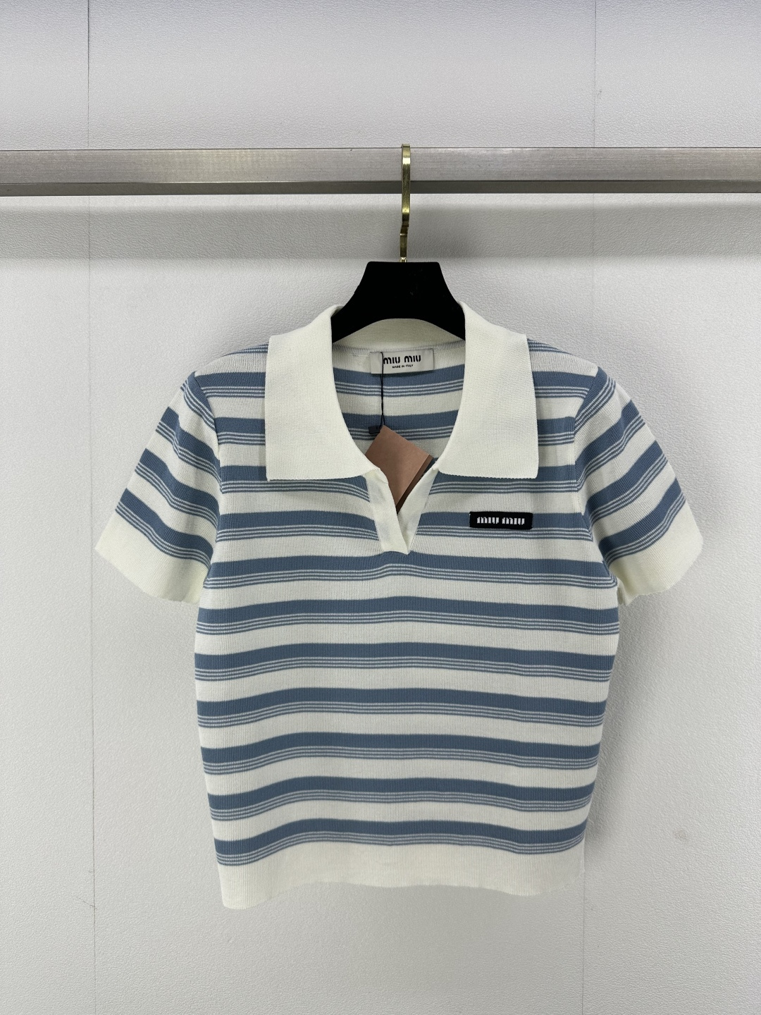 NO:308390,Miumi* new details 25 Spring new knitted v-neck lapel short sleeves Contrast color matching and fresh letter logo logo versatile and age-reducing. 3 colors and 3 codes SML, miumiu, T-shirt, alexander wang19860909miumi*上新细节 25 春季新款针织v领翻领短袖 撞色配色又清新 字母logo徽标 百搭又减龄. 3色3码SML,,miumiu,T-shirt,alexander wang,Women's clothing