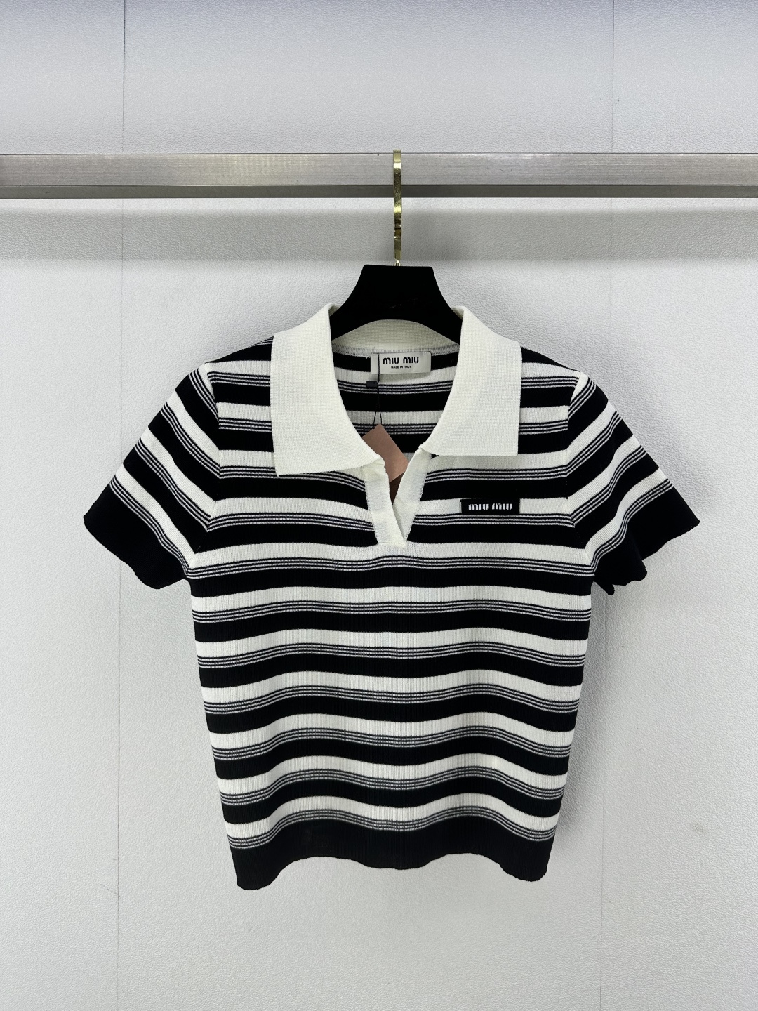 NO:308394,Miumi* new details 25 Spring new knitted v-neck lapel short sleeves Contrast color matching and fresh letter logo logo versatile and age-reducing. 3 colors and 3 codes SML, miumiu, T-shirt, alexander wang19860909miumi*上新细节 25 春季新款针织v领翻领短袖 撞色配色又清新 字母logo徽标 百搭又减龄. 3色3码SML,,miumiu,T-shirt,alexander wang,Women's clothing