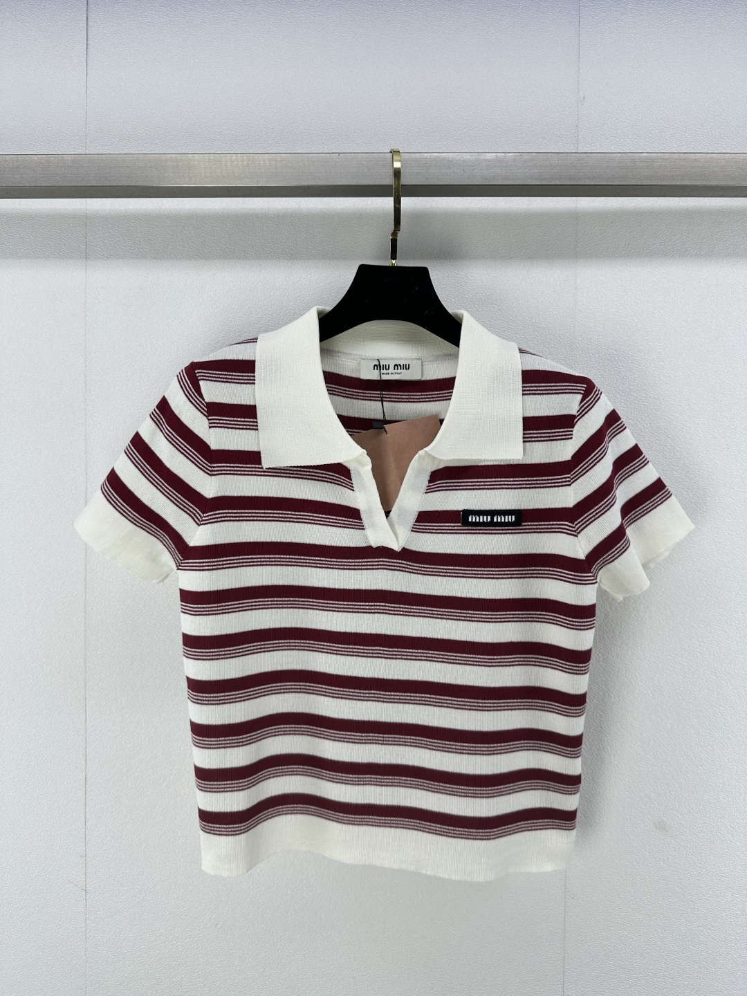 NO:308398,Miumi* new details 25 Spring new knitted v-neck lapel short sleeves Contrast color matching and fresh letter logo logo versatile and age-reducing. 3 colors and 3 codes SML, miumiu, T-shirt, alexander wang19860909miumi*上新细节 25 春季新款针织v领翻领短袖 撞色配色又清新 字母logo徽标 百搭又减龄. 3色3码SML,,miumiu,T-shirt,alexander wang,Women's clothing