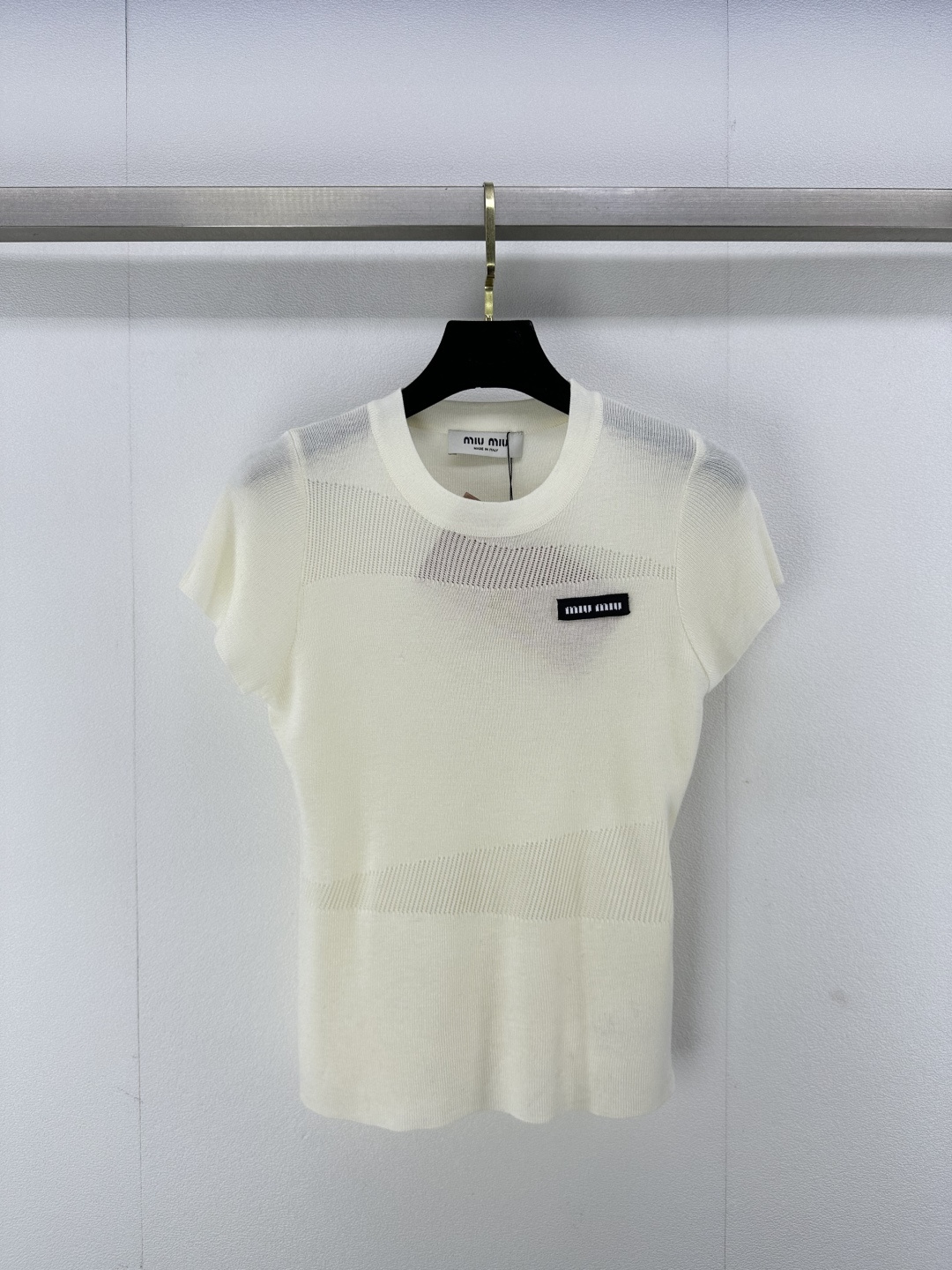 NO:308379,Miumi* new details 25 Early spring new round neck flying sleeves Positioning logo badge Perspective effect highlights femininity First choice for spring outfits 3 colors 3 codes SML, miumiu, alexander wang19860909Miumi*上新细节 25 早春新款圆领飞袖 定位logo徽章 透视效果个性凸显女人味 春季穿搭首选 3色3码SML,,miumiu,alexander wang,Women's clothing