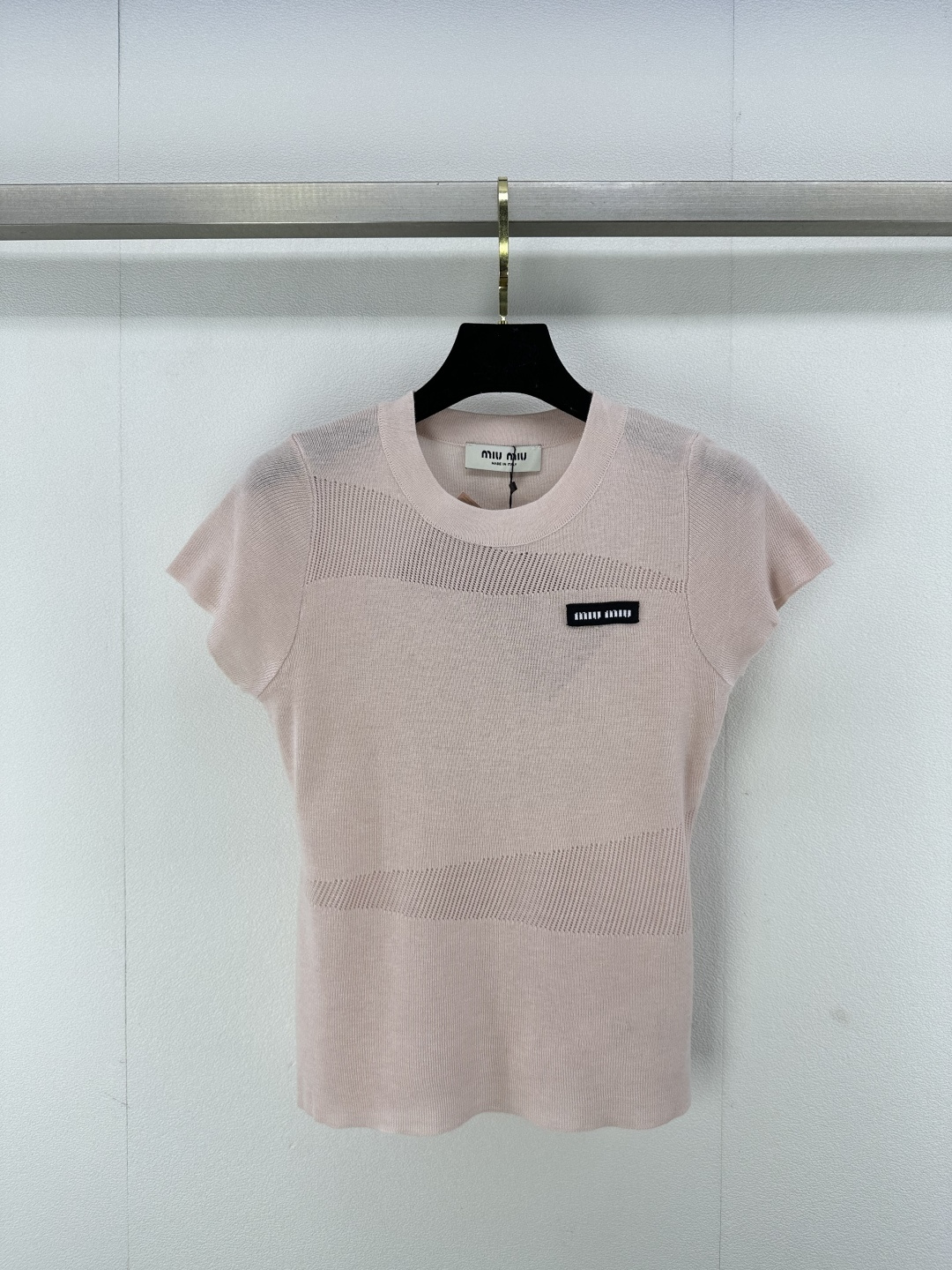 NO:308383,Miumi* new details 25 early spring new round neck flying sleeve positioning logo badge perspective effect highlights femininity first choice for spring outfits. 3 colors and 3 codes SML, miumiu, alexander wang19860909Miumi*上新细节 25 早春新款圆领飞袖 定位logo徽章 透视效果个性凸显女人味 春季穿搭首选. 3色3码SML,,miumiu,alexander wang,Women's clothing