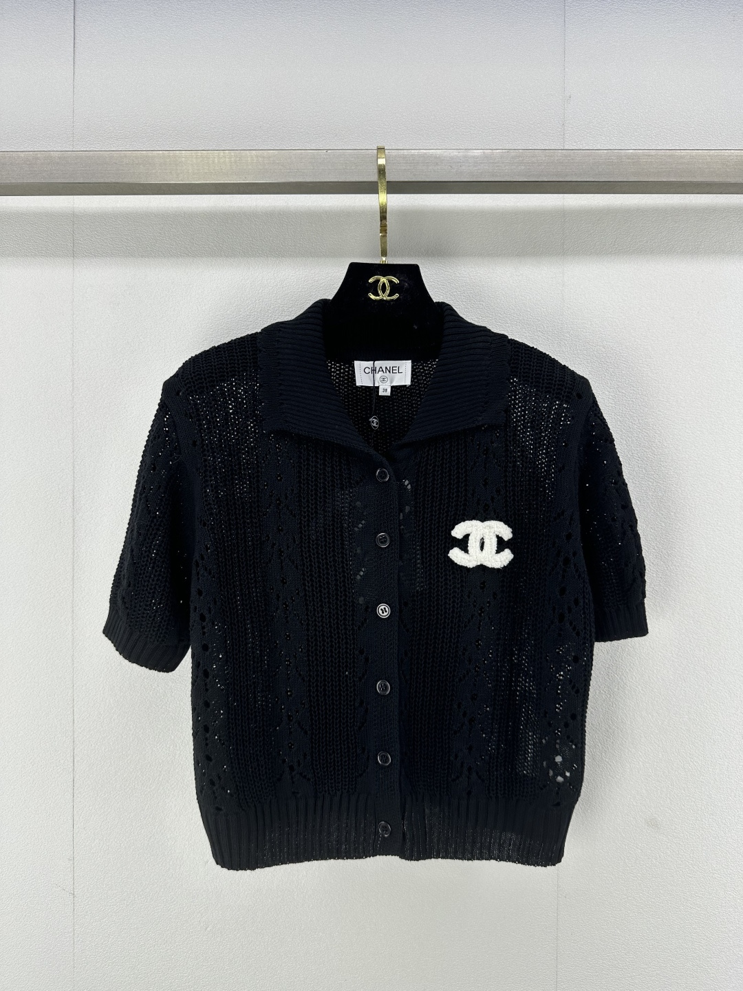 NO:308989,Chane* New details 25 New knitted hollow lapel cardigan short sleeves hollow ultra-thin breathable flocking double C three-dimensional logo full of fragrance!  Light and comfortable material, sweet and elegant temperament, 3 colors and 3 codes SML, chanel, T-shirt, alexander wang19860909Chane*上新细节 25 新款针织镂空翻领开衫短袖 镂空超薄透气 植绒双C立体标志满满小香风！材质轻薄舒适,甜美气质名媛 3色3码SML,,chanel,T-shirt,alexander wang,Women's clothing