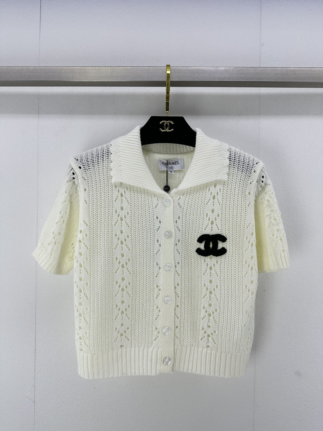 NO:308993,Chane* New details 25 New knitted hollow lapel cardigan short sleeves hollow ultra-thin breathable flocking double C three-dimensional logo full of fragrance!  Light and comfortable material, sweet and elegant temperament, 3 colors and 3 codes SML, chanel, T-shirt, alexander wang19860909Chane*上新细节 25 新款针织镂空翻领开衫短袖 镂空超薄透气 植绒双C立体标志满满小香风！材质轻薄舒适,甜美气质名媛 3色3码SML,,chanel,T-shirt,alexander wang,Women's clothing