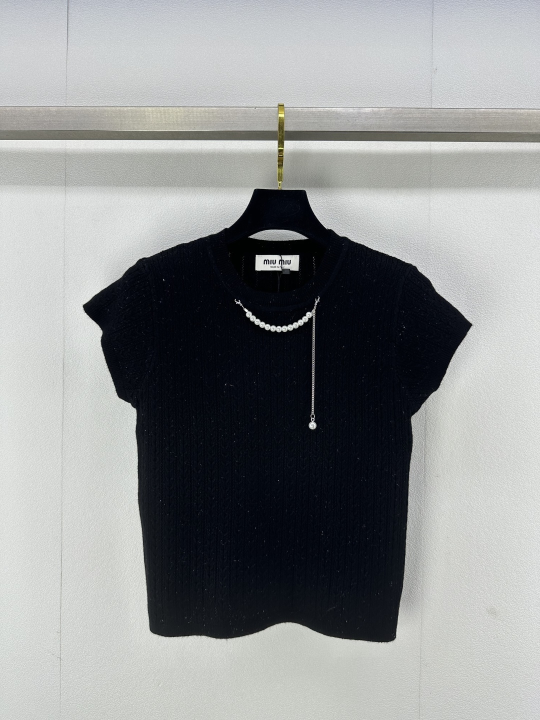 NO:308945,Miumi* new details 25 spring and summer new gold wire pearl short sleeves neck pearl buckles, the upper body is very age-reducing, simple and youthful and super versatile 3 colors and 3 sizes SML, miumiu, T-shirt, alexander wang19860909Miumi*上新细节 25 春夏新款金丝珍珠短袖 领口珍珠饰扣 上身非常减龄 简约又青春超百搭 3色3码SML,,miumiu,T-shirt,alexander wang,Women's clothing