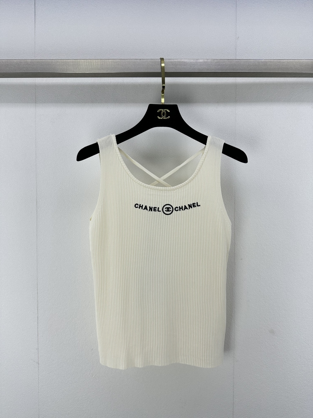 NO:308947,Chane* new details 25 New knitted cross-sling vest, positioning embroidery logo white, rich and beautiful must-have sweet and spicy artifact!  Super nice style, cross-shoulder strap design is super invincible and versatile 3 colors and 3 codes SML, chanel, alexander wang19860909Chane*上新细节 25 新品针织交叉吊带背心,定位刺绣logo白富美必备甜辣神器！版型超级好看,交叉肩带设计超级无敌百搭 3色3码SML,,chanel,alexander wang,Women's clothing