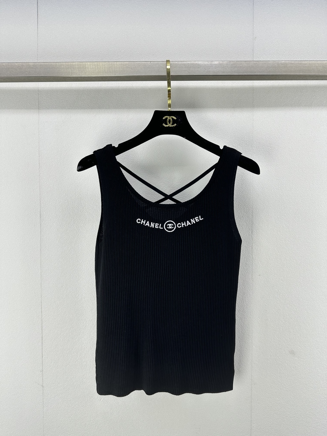 NO:308949,Chane* new details 25 New knitted cross-sling vest, positioning embroidery logo white, rich and beautiful must-have sweet and spicy artifact!  Super nice style, cross-shoulder strap design is super invincible and versatile 2 colors 3 codes SML, chanel, alexander wang19860909Chane*上新细节 25 新品针织交叉吊带背心,定位刺绣logo白富美必备甜辣神器！版型超级好看,交叉肩带设计超级无敌百搭 2色3码SML,,chanel,alexander wang,Women's clothing