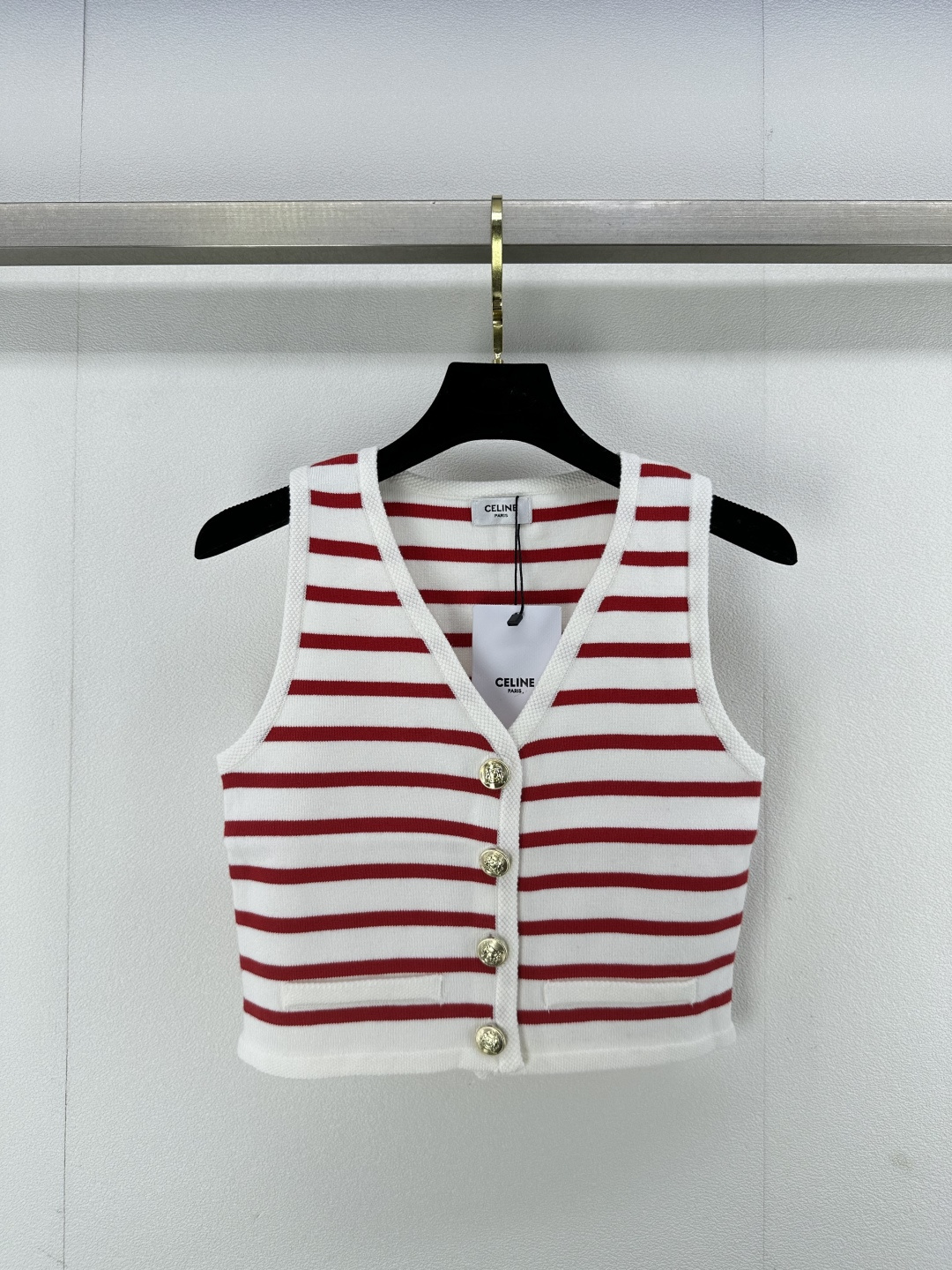 NO:307868,Celine* New details 25 Spring new V-neck cardigan vest, high-end metal logo custom buttons, slim and versatile and fashionable 3 colors and 3 sizes SML, celine, alexander wang19860909Celine* 上新细节 25 春新款V领开衫背心 高级感金属logo定制扣子 修身显瘦百搭又时髦 3色3码SML,,celine,alexander wang,Women's clothing