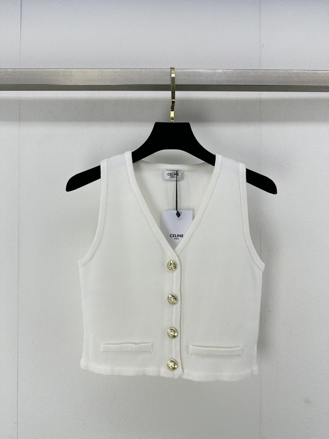 NO:307872,Celine* New details 25 Spring new V-neck cardigan vest, high-end metal logo custom buttons, slim and versatile and fashionable 3 colors and 3 sizes SML, celine, alexander wang19860909Celine* 上新细节 25 春新款V领开衫背心 高级感金属logo定制扣子 修身显瘦百搭又时髦 3色3码SML,,celine,alexander wang,Women's clothing