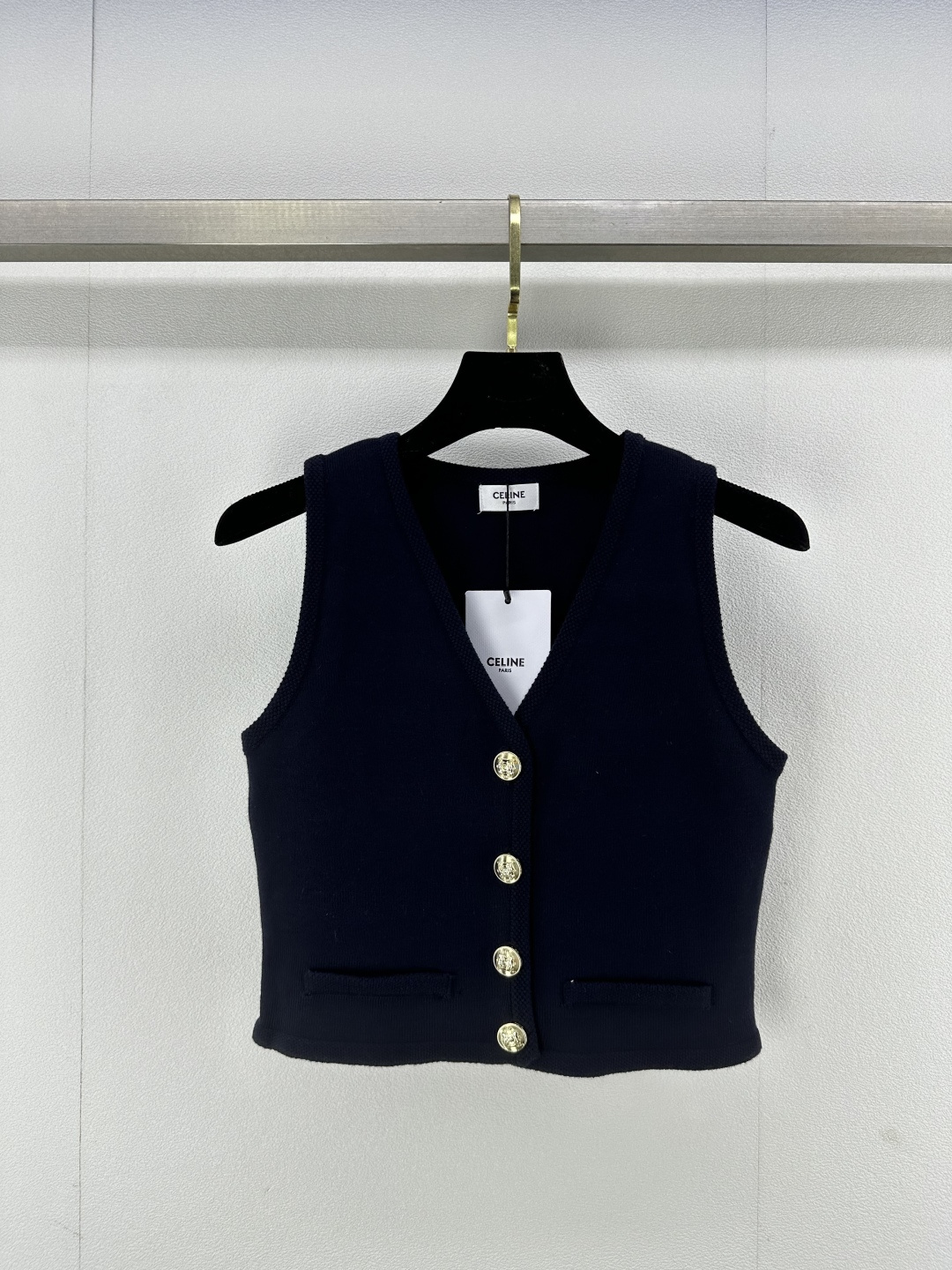 NO:307876,Celine* New details 25 Spring new V-neck cardigan vest, high-end metal logo custom buttons, slim and versatile and fashionable 3 colors and 3 sizes SML, celine, alexander wang19860909Celine* 上新细节 25 春新款V领开衫背心 高级感金属logo定制扣子 修身显瘦百搭又时髦 3色3码SML,,celine,alexander wang,Women's clothing