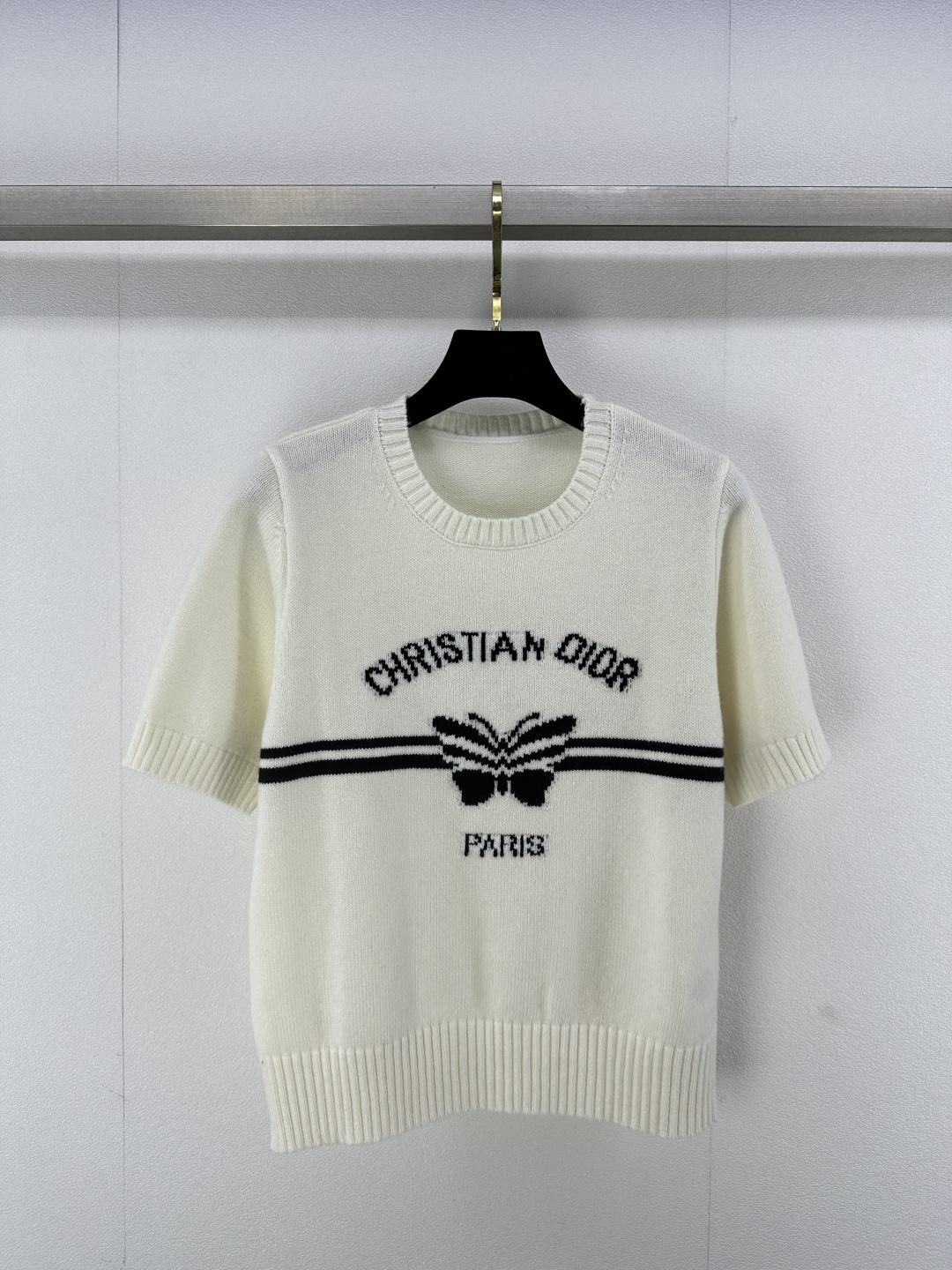 NO:308951,Dio* new details 25 Early spring new knitted round neck butterfly short sleeves Classic letter logo contrast jacquard decoration Classic simple fashionable and versatile 2 colors 3 codes SML, dior, T-shirt, alexander wang19860909Dio*上新细节 25 早春新款针织圆领蝴蝶短袖 经典字母logo撞色提花装饰 经典简约时尚百搭 2色3码SML,,dior,T-shirt,alexander wang,Women's clothing