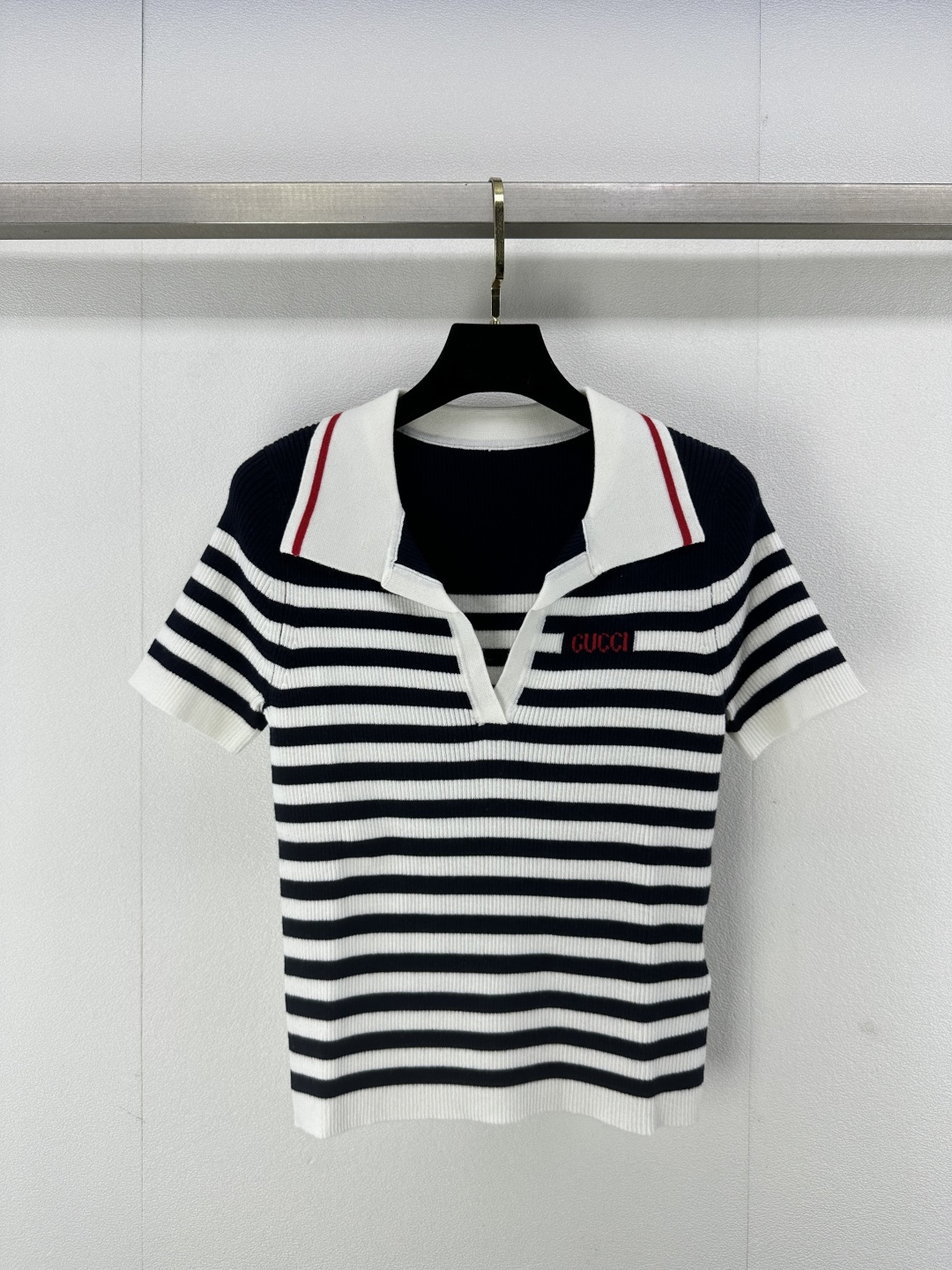 NO:308936,New details on Gucc* 25 Spring and summer new lapel striped short sleeves Stripe design classic and fashionable exquisite embroidery logo versatile and not picky 1 color 3 size SML, gucci, T-shirt, alexander wang19860909Gucc*上新细节 25 春夏新款翻领条纹短袖 条纹设计经典时髦 精致刺绣logo 百搭不挑人 1色3码SML,,gucci,T-shirt,alexander wang,Women's clothing