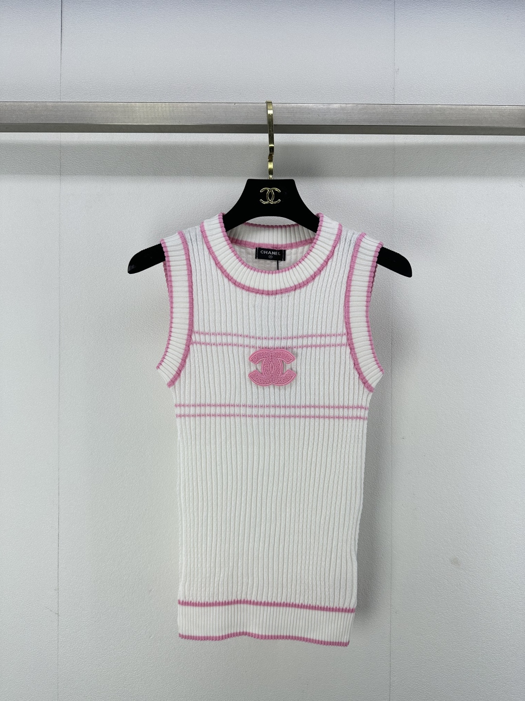 NO:308948,Chane* new details 25 Spring and summer new round neck slim-fit knit vest round neck knit vest cut threaded edges to add exquisite tone Knit texture of vertical pit stripes in the whole body, elastic features, fit the body and make it look slimmer The neck hem stripes on the chest are decorated with horizontal bars and double C logos to show brand tone versatile styles that do not pick the age skin tone 2 colors and 3 SML, chanel, alexander wang19860909Chane*上新细节 25 春夏新品圆领修身针织背心 圆领针织背心裁剪 螺纹包边增添精致调性 通体竖坑条针织纹理 搭配弹性十足的特性 贴合身型更显瘦 领袖口衣摆条纹胸前饰以横杠双C徽标装饰 展示品牌调性 百搭款式不挑年龄肤色 2色3码SML,,chanel,alexander wang,Women's clothing