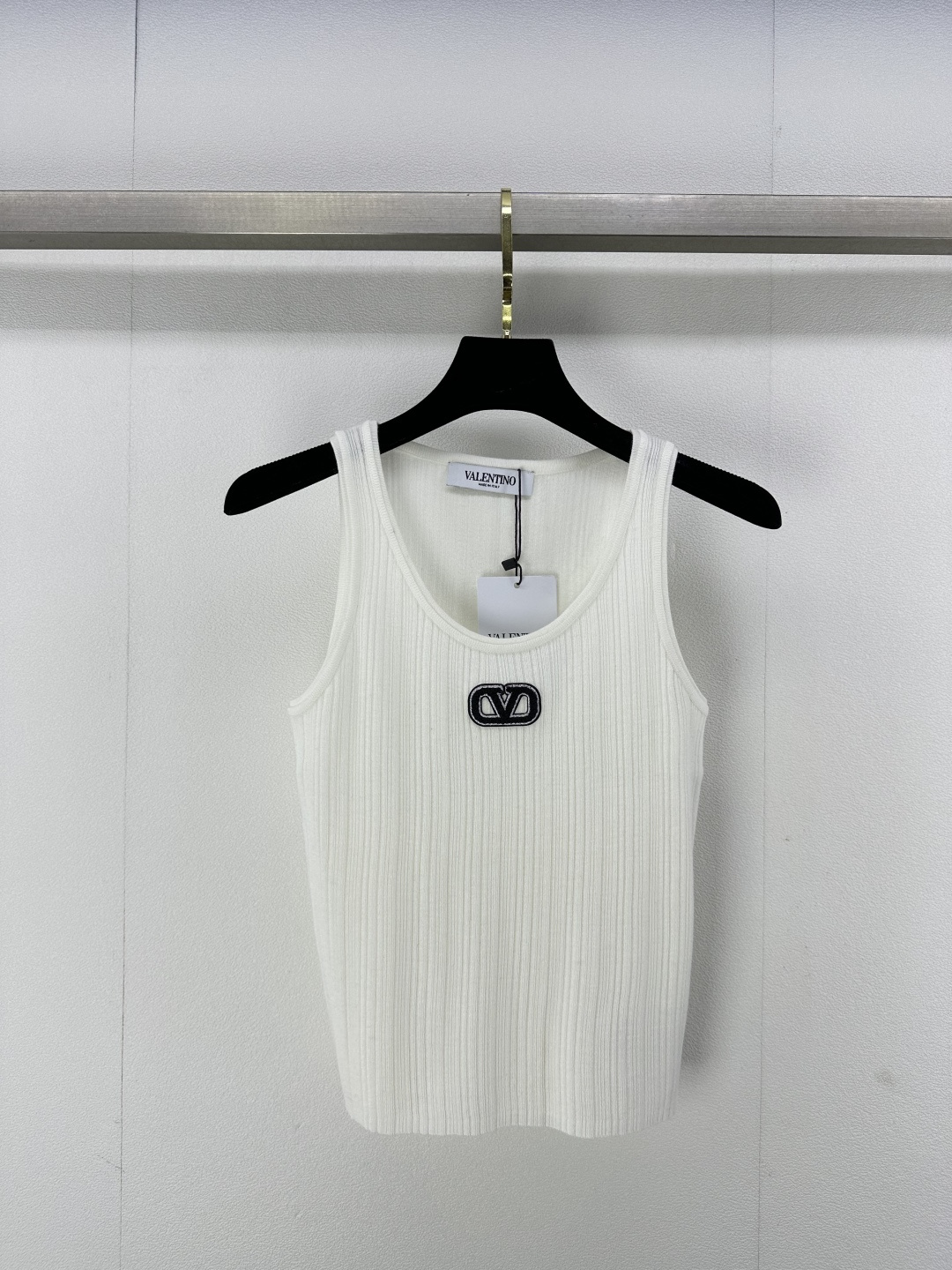 NO:311053,Valentin* new details 25 Early spring new vest, positioning logo logo, coexisting fashion and quality, showing unique feminine charm 2 colors 3 codes SML, valentino, alexander wang19860909Valentin*上新细节 25 早春新款背心,定位logo徽标,时尚与品质并存,展现独特女性魅力 2色3码SML,,valentino,alexander wang,Women's clothing