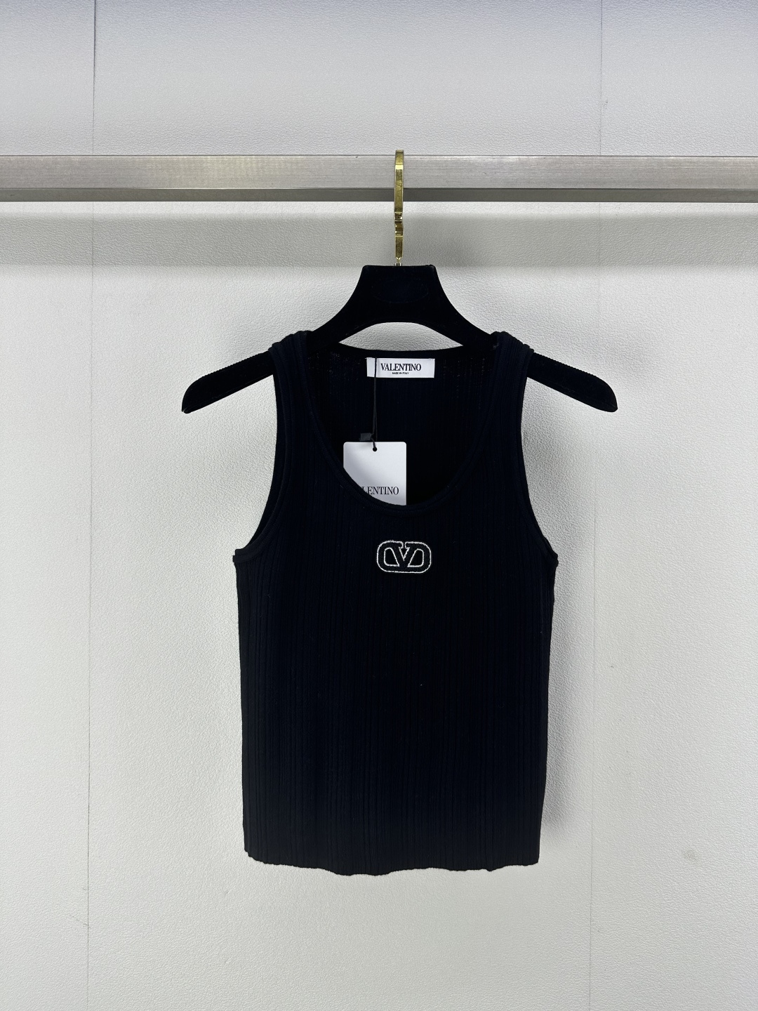 NO:311030,Valentin* new details 25 Early spring new vest, positioning logo logo, coexisting fashion and quality, showing unique feminine charm 2 colors 3 codes SML, valentino, alexander wang19860909Valentin*上新细节 25 早春新款背心,定位logo徽标,时尚与品质并存,展现独特女性魅力 2色3码SML,,valentino,alexander wang,Women's clothing