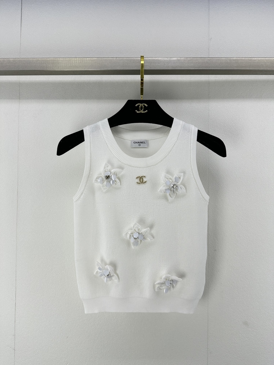 NO:308940,Chane* new details 25 New summer three-dimensional flower knitted vest Tennis fabric skin-friendly and comfortable, good breathability Three-dimensional flower tailoring embellishes the whole elegant temperament versatile and slim black and white refreshing vest tailoring Inside and outside wear 2 colors 3 sizes SML, chanel, alexander wang19860909Chane*上新细节 25 夏季新款立体花朵针织背心 天丝面料亲肤舒适 透气性好 立体花朵剪裁 点缀整体 优雅气质 百搭显瘦 黑色显瘦 白色清爽 背心剪裁 内搭外穿 2色3码SML,,chanel,alexander wang,Women's clothing